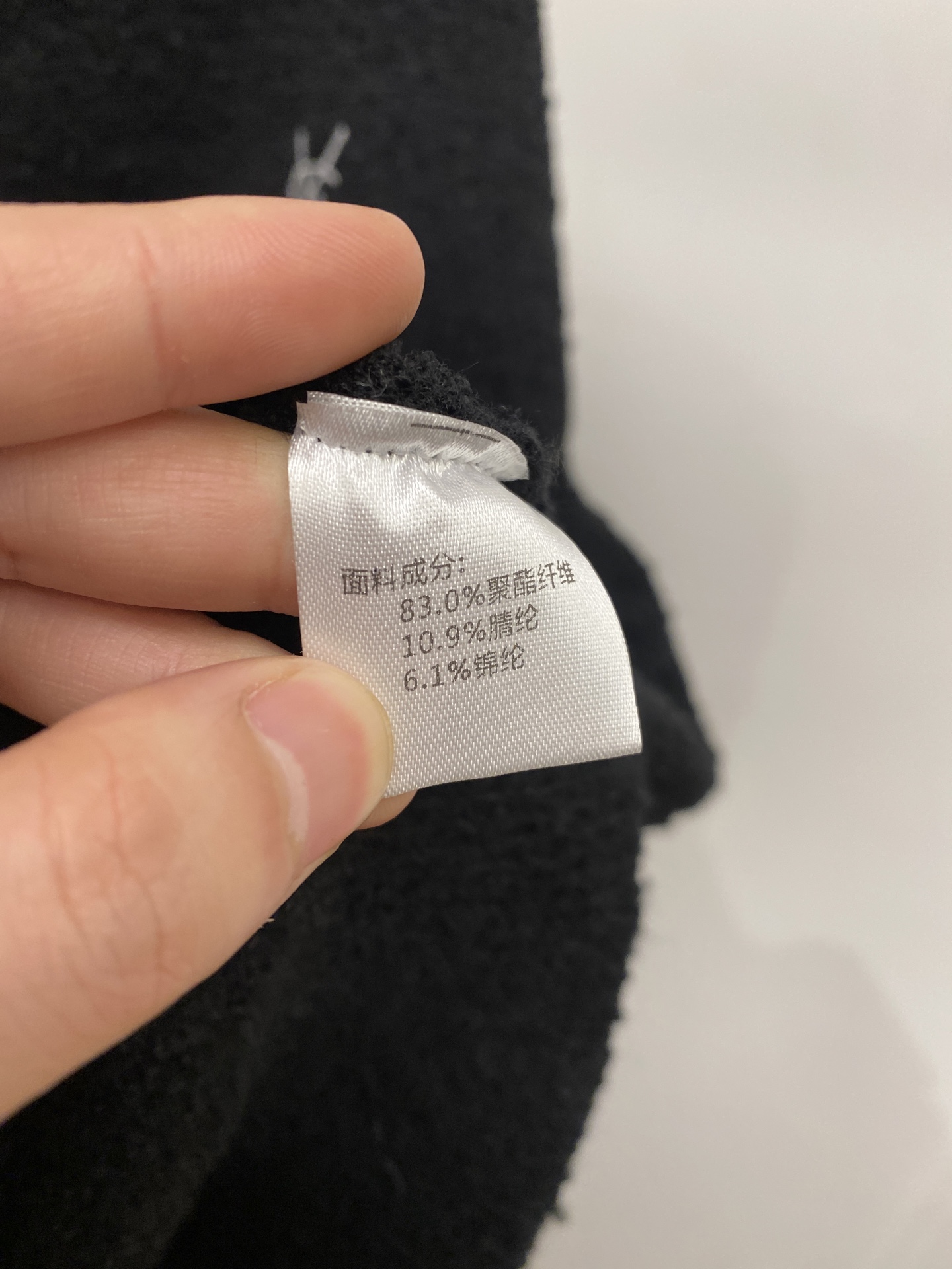 支持年后退换！ YSL 圣罗兰、2025新品羊毛衣外套 具有手感细腻柔软，可直接与肌肤接触，让暖心的纱线