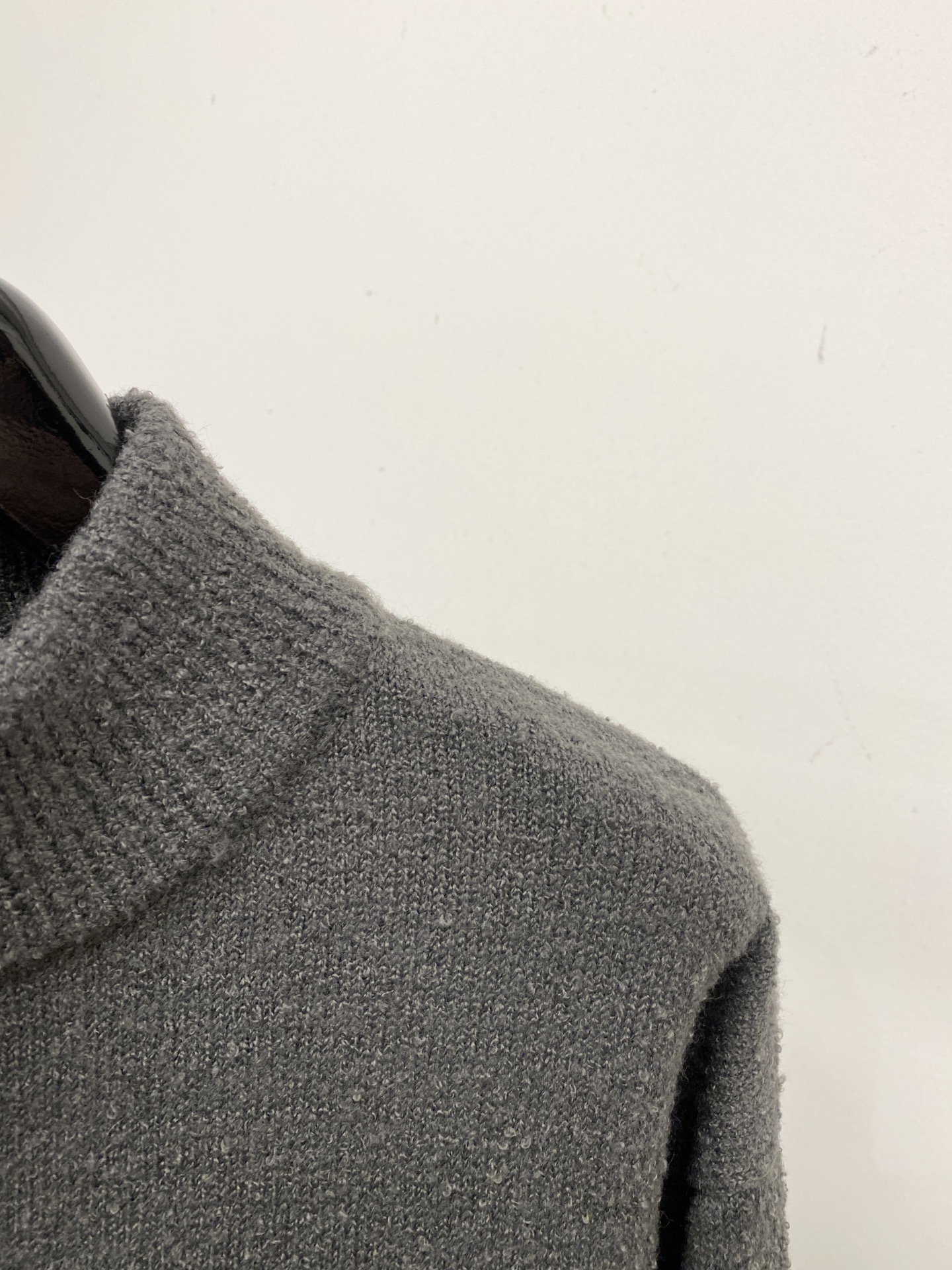 支持年后退换！ YSL 圣罗兰、2025新品羊毛衣外套 具有手感细腻柔软，可直接与肌肤接触，让暖心的纱线