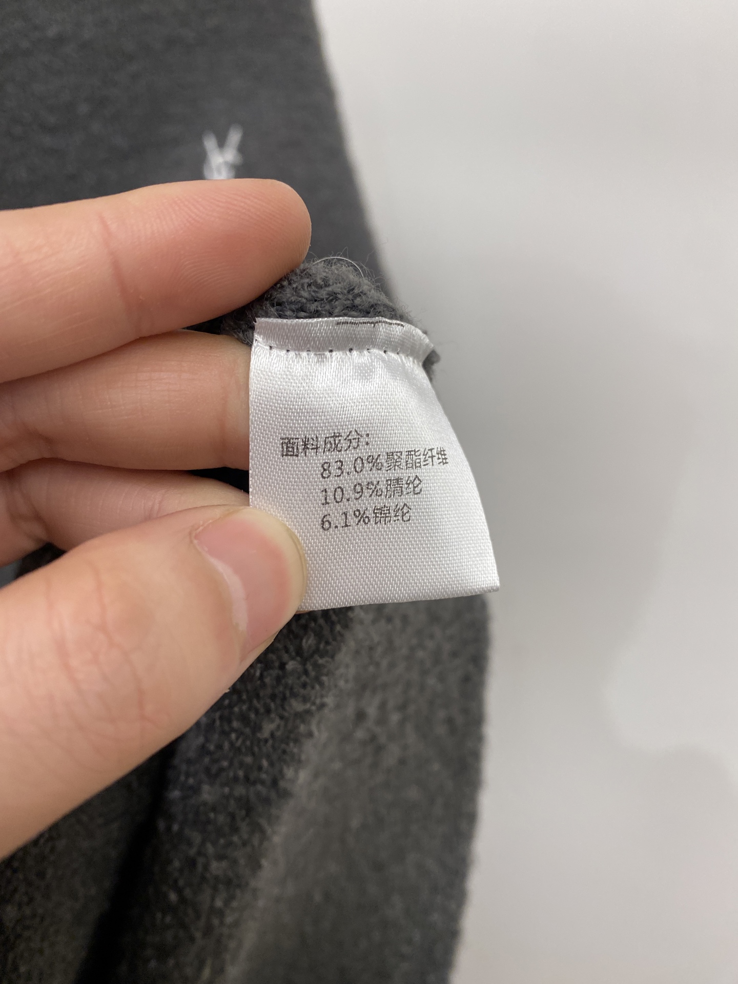 支持年后退换！ YSL 圣罗兰、2025新品羊毛衣外套 具有手感细腻柔软，可直接与肌肤接触，让暖心的纱线