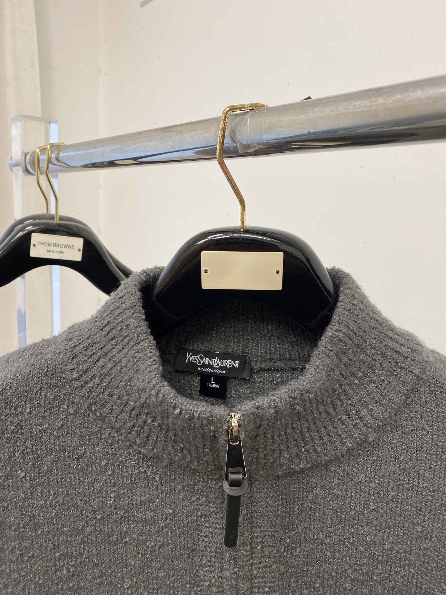 支持年后退换！ YSL 圣罗兰、2025新品羊毛衣外套 具有手感细腻柔软，可直接与肌肤接触，让暖心的纱线