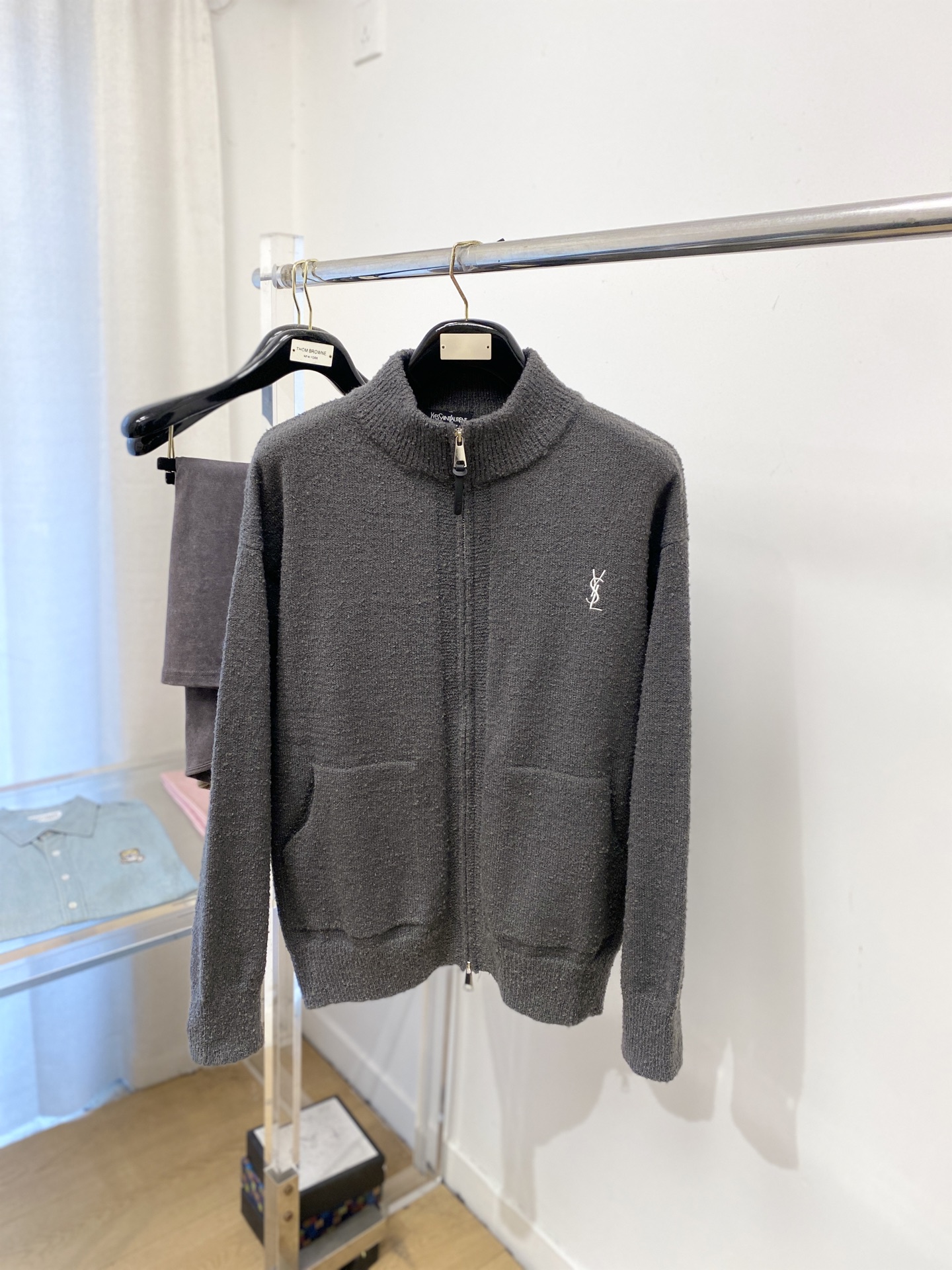 支持年后退换！ YSL 圣罗兰、2025新品羊毛衣外套 具有手感细腻柔软，可直接与肌肤接触，让暖心的纱线