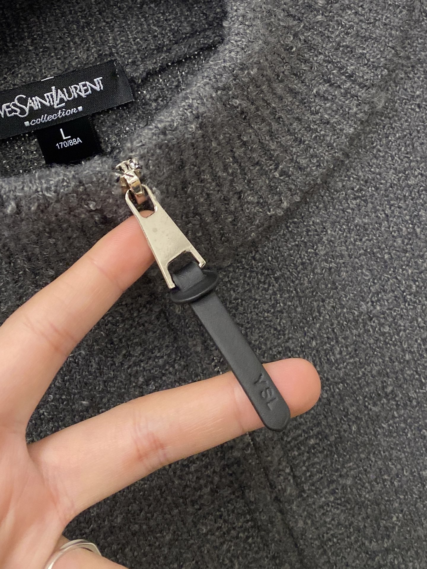 支持年后退换！ YSL 圣罗兰、2025新品羊毛衣外套 具有手感细腻柔软，可直接与肌肤接触，让暖心的纱线