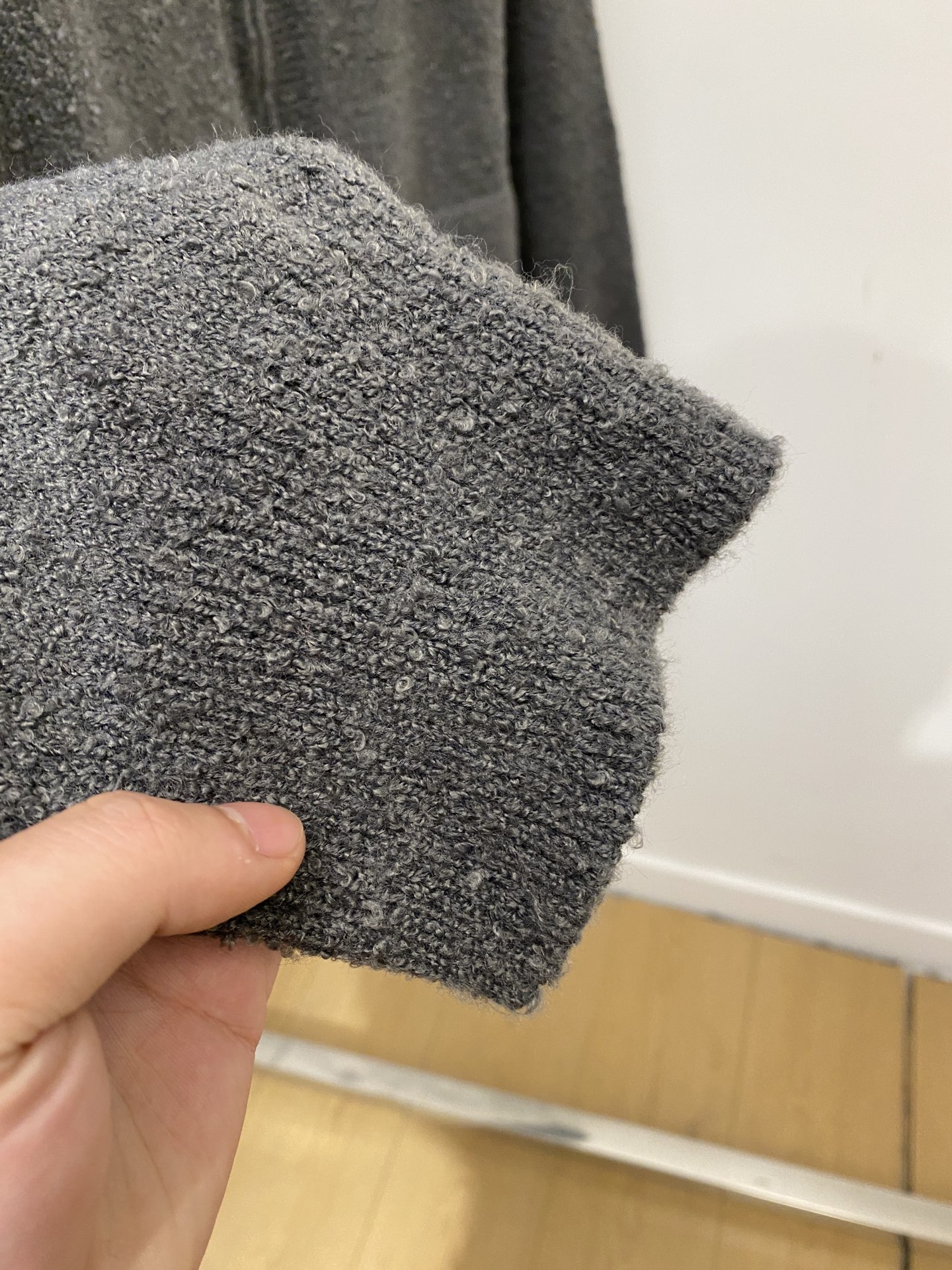 支持年后退换！ YSL 圣罗兰、2025新品羊毛衣外套 具有手感细腻柔软，可直接与肌肤接触，让暖心的纱线