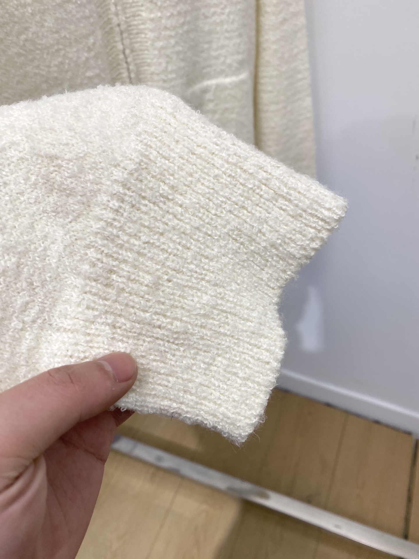 支持年后退换！ YSL 圣罗兰、2025新品羊毛衣外套 具有手感细腻柔软，可直接与肌肤接触，让暖心的纱线