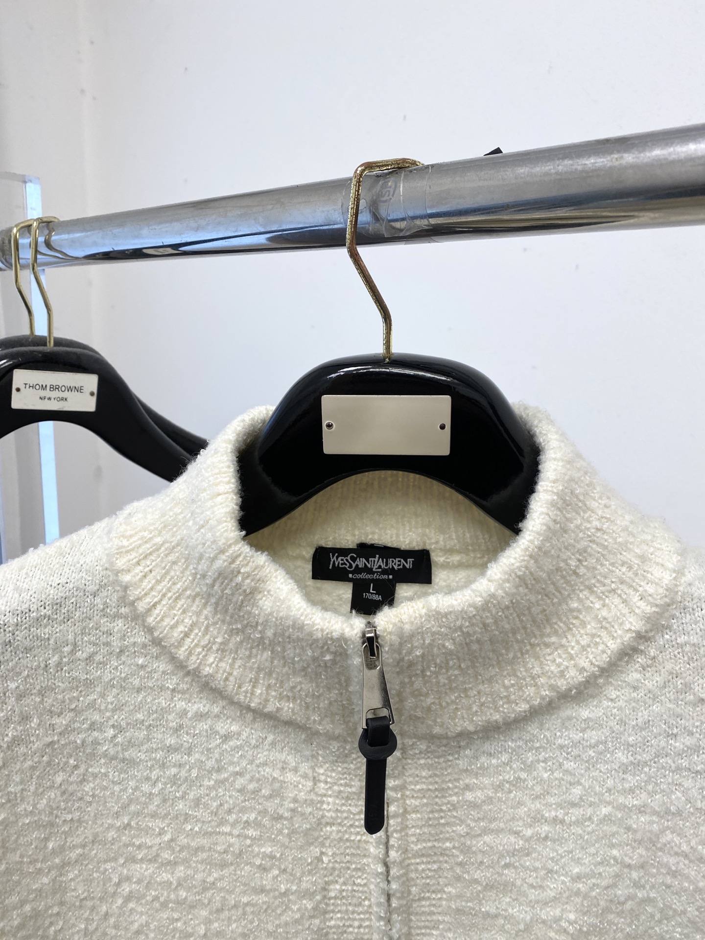 支持年后退换！ YSL 圣罗兰、2025新品羊毛衣外套 具有手感细腻柔软，可直接与肌肤接触，让暖心的纱线