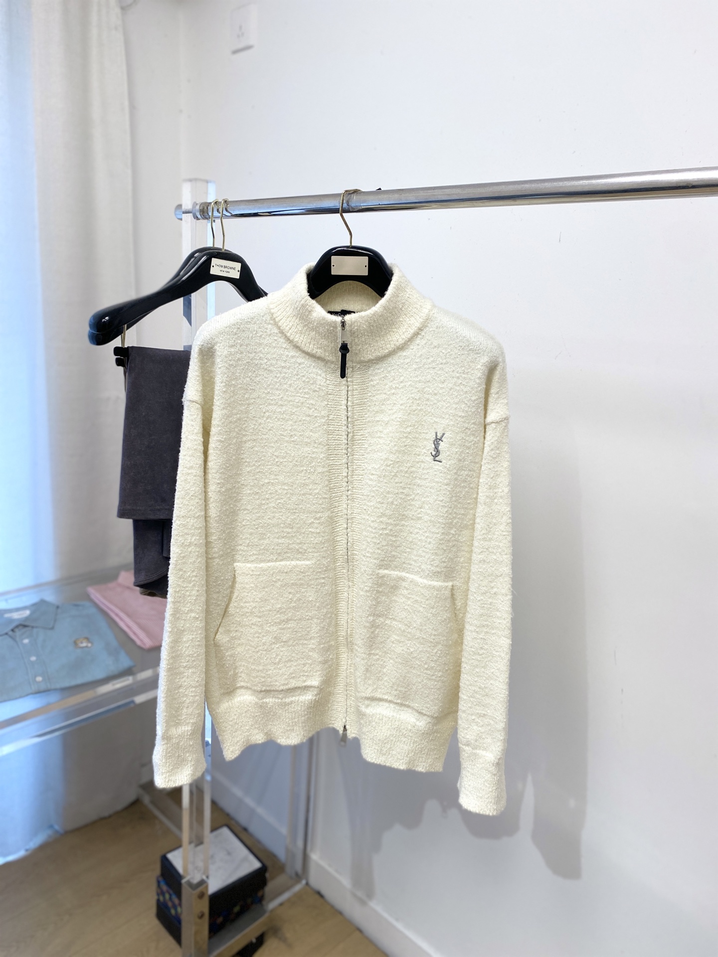 NO:681636,YSL Saint Laurent, 2025 new wool sweater jacket has a delicate and soft feel, which can be directly in contact with the skin, allowing the warm yarn to change into a delicate texture. The top-notch craftsmanship is very distinctive and colorful, and the style is simple, elegant and exquisite. The three-dimensional tailoring design makes the entire sweater upper body full of youthful vitality and vitality. It is recommended to be a must-have for autumn and winter. Sizes M-3XL, saint laurent, saint laurent, jackets &  coats, sweaters,19860909YSL 圣罗兰、2025新品羊毛衣外套 具有手感细腻柔软,可直接与肌肤接触,让暖心的纱线变化出细腻的质感,顶级工艺极具特色出彩,款式简约大方精美 立体剪裁的版型设计,让整款毛衣上身尽显青春活力和朝气,推荐款秋冬季穿搭必备.尺码M-3XL,,saint laurent,saint laurent,jackets & coats,sweaters,,Men's clothing