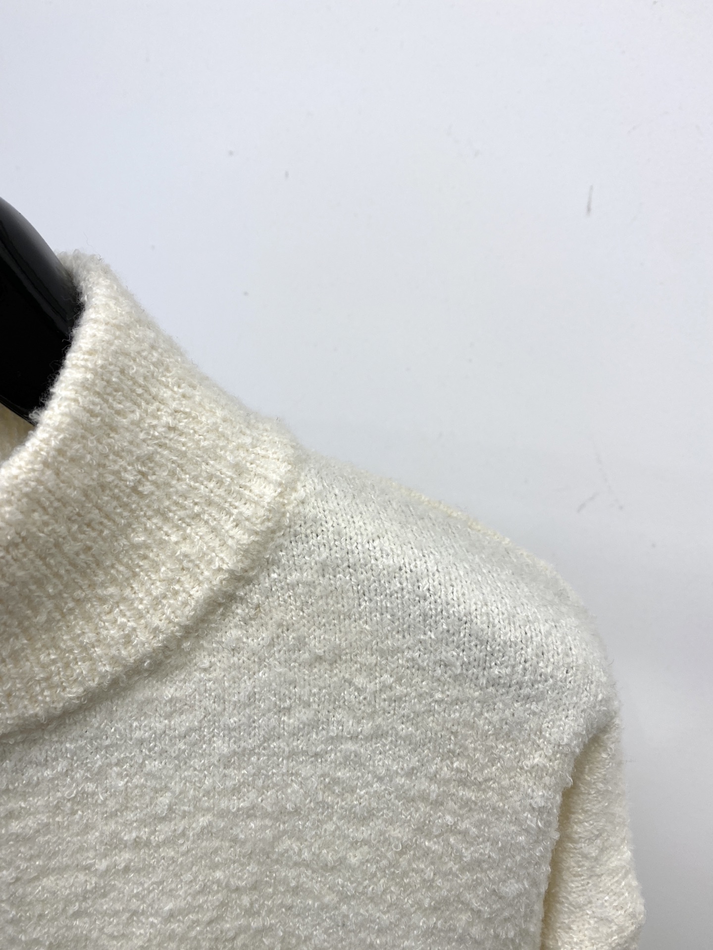 支持年后退换！ YSL 圣罗兰、2025新品羊毛衣外套 具有手感细腻柔软，可直接与肌肤接触，让暖心的纱线