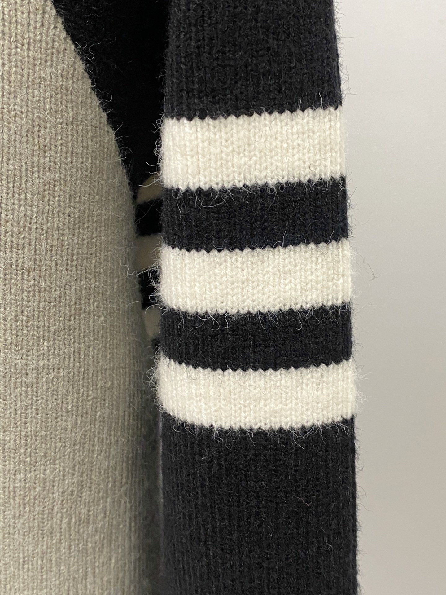 支持年后退换！ TB、2025新品羊毛衣外套 具有手感细腻柔软，可直接与肌肤接触，让暖心的纱线变化出细腻