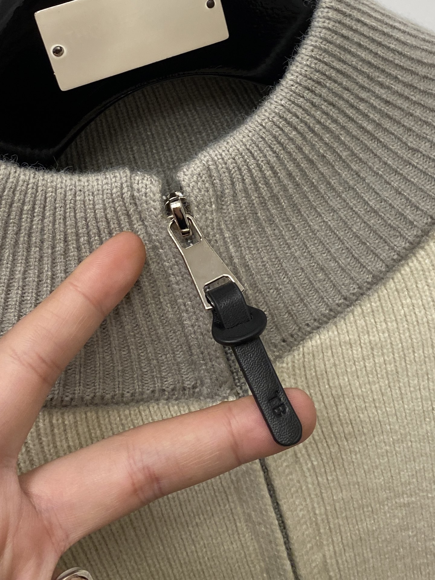 支持年后退换！ TB、2025新品羊毛衣外套 具有手感细腻柔软，可直接与肌肤接触，让暖心的纱线变化出细腻