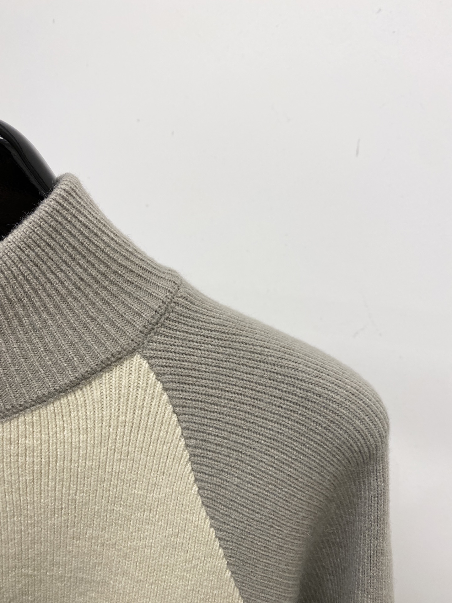 支持年后退换！ TB、2025新品羊毛衣外套 具有手感细腻柔软，可直接与肌肤接触，让暖心的纱线变化出细腻