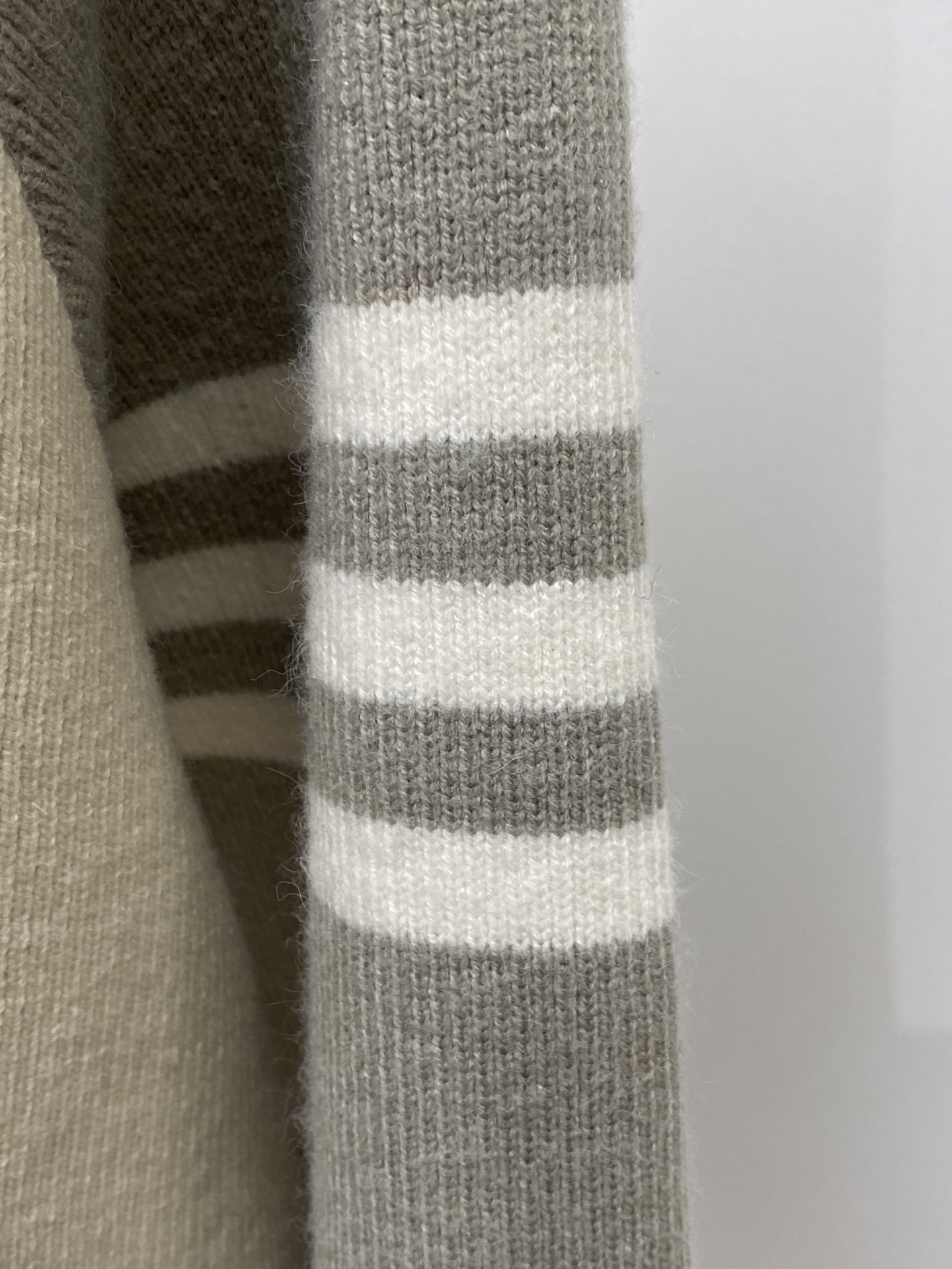 支持年后退换！ TB、2025新品羊毛衣外套 具有手感细腻柔软，可直接与肌肤接触，让暖心的纱线变化出细腻