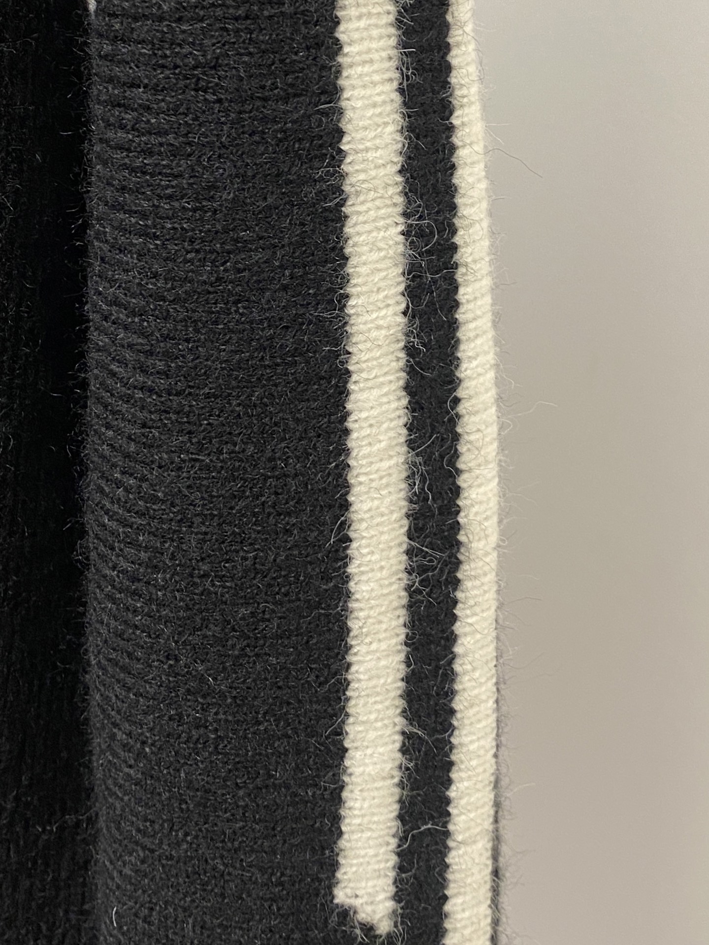 支持年后退换！ 巴黎世家、2025新品羊毛衣 具有手感细腻柔软，可直接与肌肤接触，让暖心的纱线变化出细腻