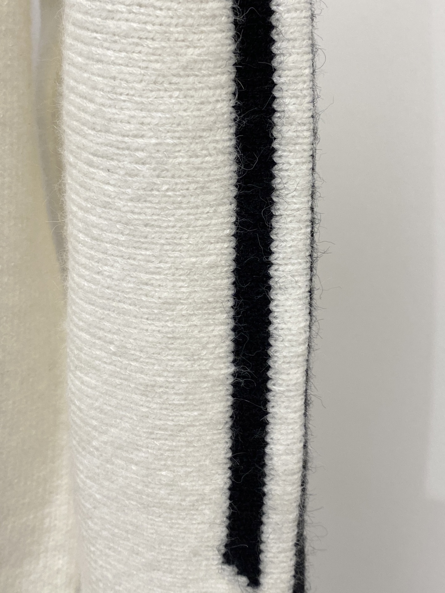 支持年后退换！ 巴黎世家、2025新品羊毛衣 具有手感细腻柔软，可直接与肌肤接触，让暖心的纱线变化出细腻