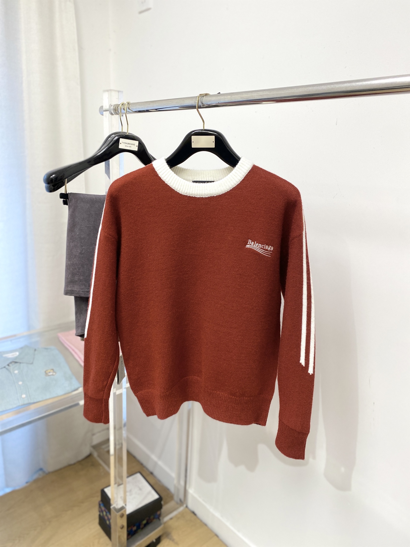 NO:681645,Balenciaga, 2025 new wool sweater has a delicate and soft feel, which can be directly contacted with the skin, allowing the warm yarn to change into a delicate texture. The top-notch craftsmanship is very distinctive and colorful, and the style is simple, elegant and exquisite. The three-dimensional tailoring design makes the entire sweater upper body full of youthful vitality and vitality. It is recommended to be a must-have for autumn and winter. Sizes M-3XL, balenciaga, sweaters,19860909巴黎世家、2025新品羊毛衣 具有手感细腻柔软,可直接与肌肤接触,让暖心的纱线变化出细腻的质感,顶级工艺极具特色出彩,款式简约大方精美 立体剪裁的版型设计,让整款毛衣上身尽显青春活力和朝气,推荐款秋冬季穿搭必备.尺码M-3XL,,balenciaga,sweaters,,Men's clothing