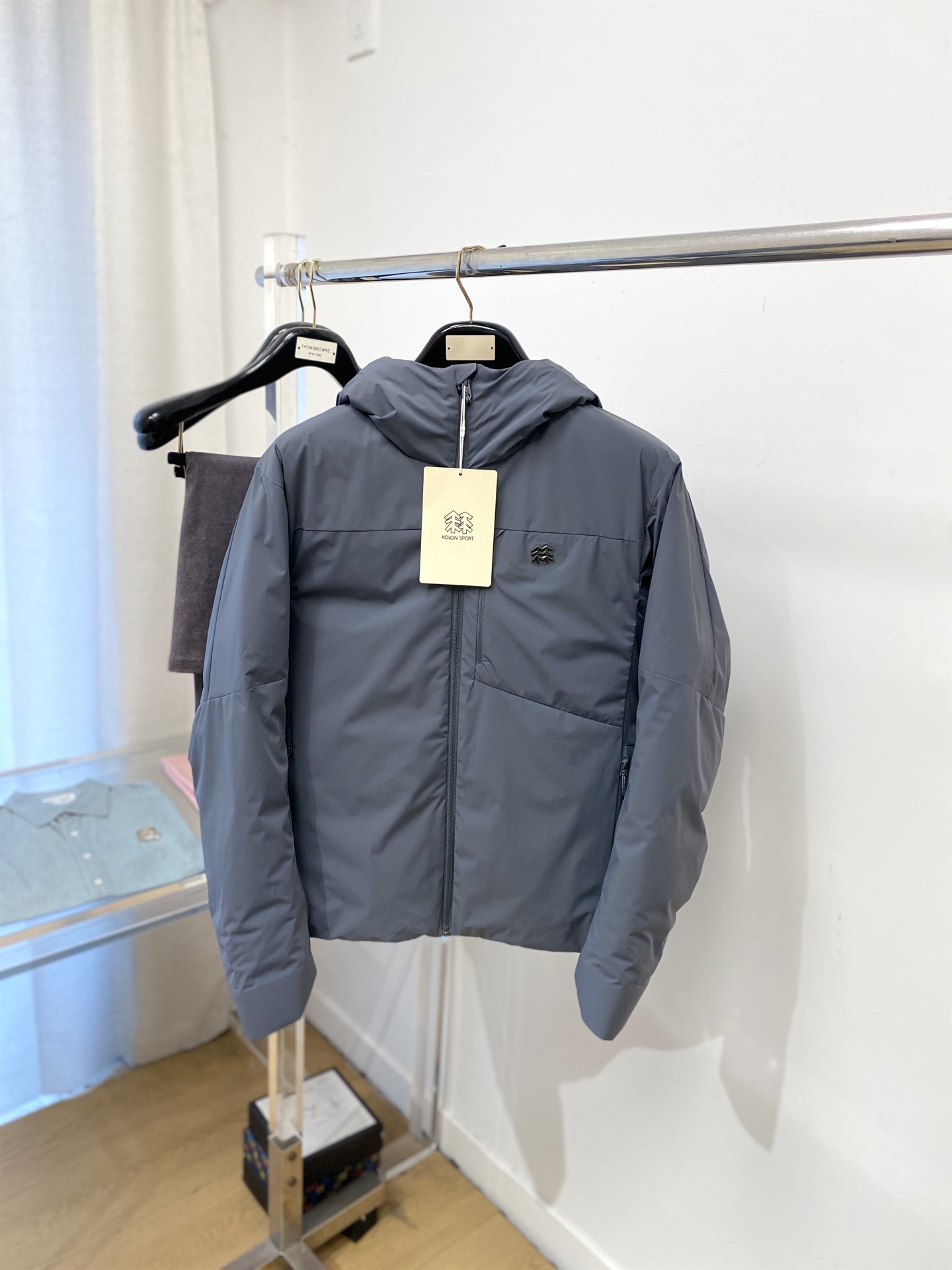 NO:681648,KOLON SPORT, the latest 2025 men's down jacket, the fabric is soft and comfortable.  The upper body shape is awesome.  zipper.  The accessories are all custom-supplied and imported fabrics, which are light and comfortable, warm and stylish, simple and elegant!  Lightweight and warm, the best choice to keep out the cold in autumn and winter. Size M-3XL,, down jacket,19860909KOLON SPORT、2025最新款男士羽绒服、面料柔软舒适 ．上身版型超赞 ．拉链．辅料都是客供 、进口面料,轻便舒适,保暖有型、简单大方款式！轻便保暖、秋冬御寒的最佳选择 码数M-3XL,,down jacket,,Men's clothing