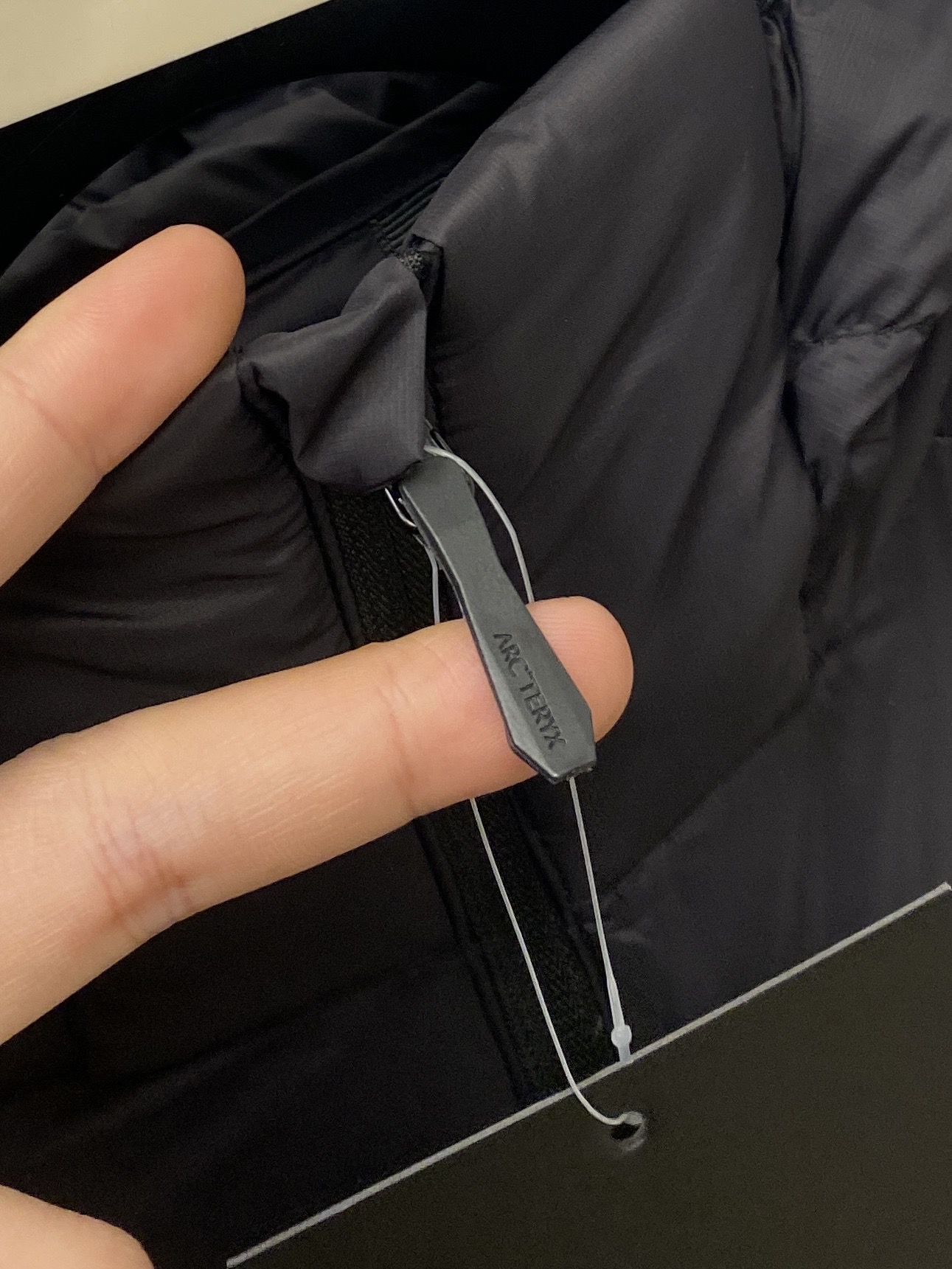 始祖鸟、2025最新款男士羽绒服、面料柔软舒适 ．上身版型超赞 ．拉链．辅料都是客供 、进口面料，轻便舒