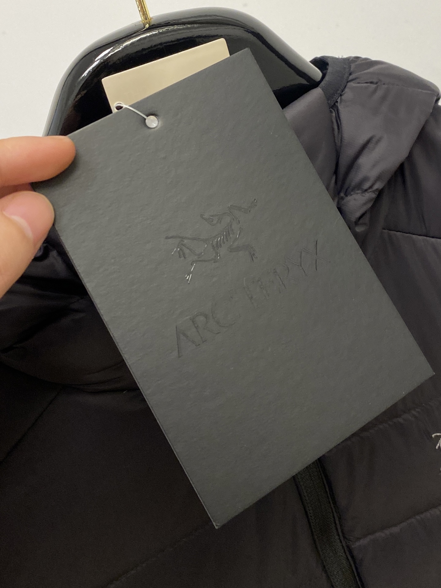 始祖鸟、2025最新款男士羽绒服、面料柔软舒适 ．上身版型超赞 ．拉链．辅料都是客供 、进口面料，轻便舒