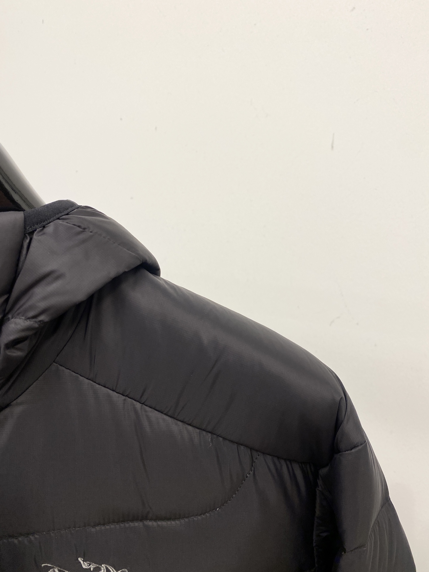 始祖鸟、2025最新款男士羽绒服、面料柔软舒适 ．上身版型超赞 ．拉链．辅料都是客供 、进口面料，轻便舒