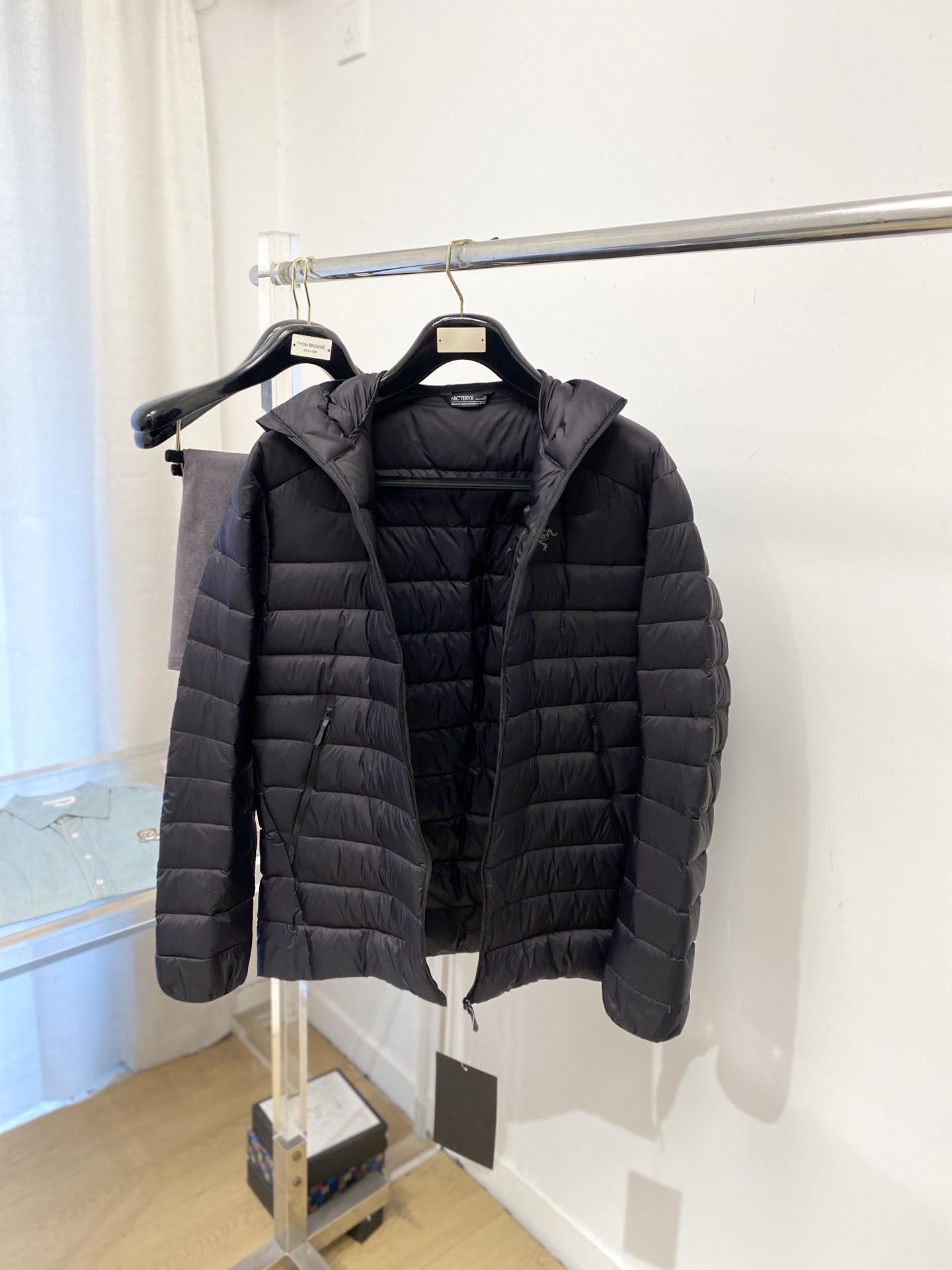 始祖鸟、2025最新款男士羽绒服、面料柔软舒适 ．上身版型超赞 ．拉链．辅料都是客供 、进口面料，轻便舒