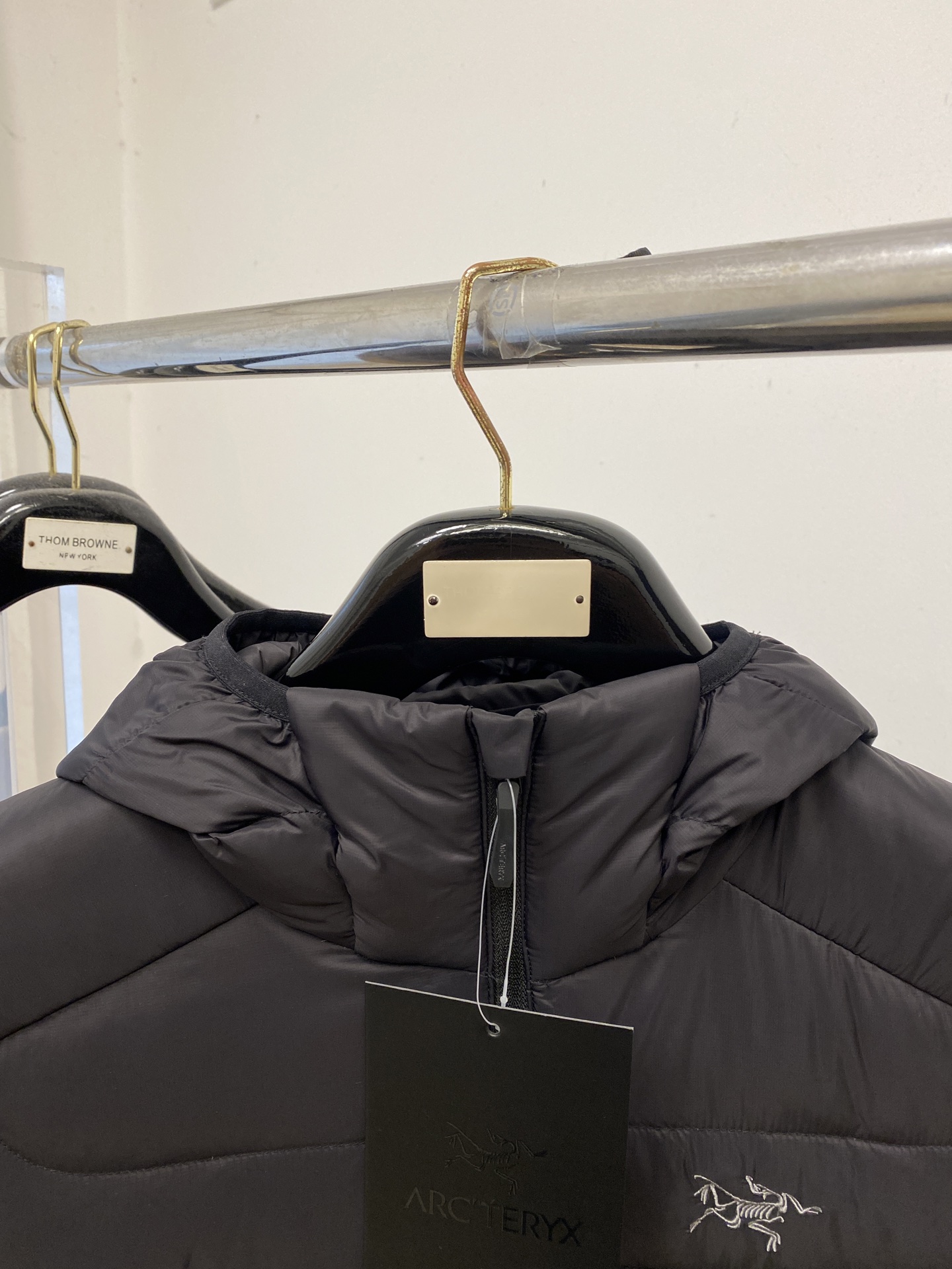 始祖鸟、2025最新款男士羽绒服、面料柔软舒适 ．上身版型超赞 ．拉链．辅料都是客供 、进口面料，轻便舒