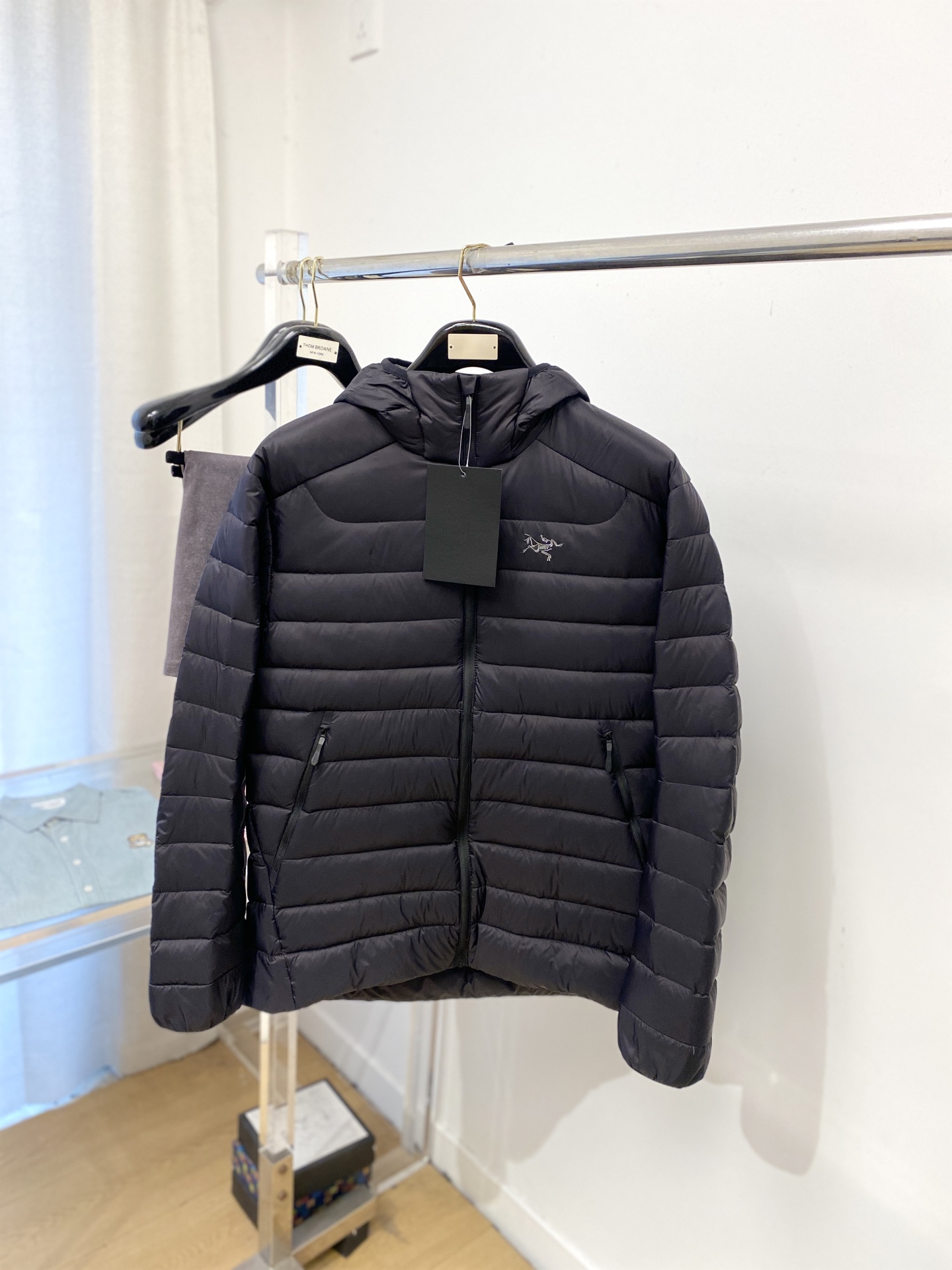 始祖鸟、2025最新款男士羽绒服、面料柔软舒适 ．上身版型超赞 ．拉链．辅料都是客供 、进口面料，轻便舒