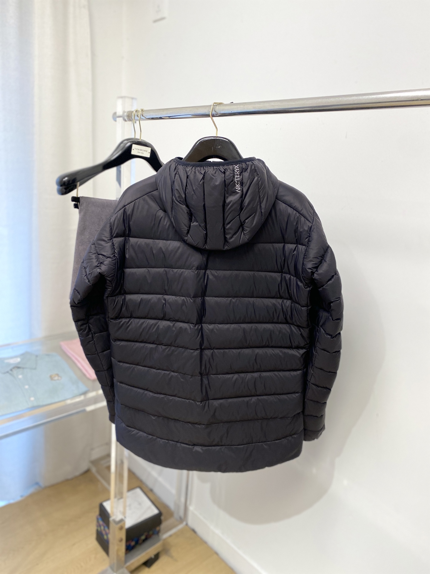 始祖鸟、2025最新款男士羽绒服、面料柔软舒适 ．上身版型超赞 ．拉链．辅料都是客供 、进口面料，轻便舒