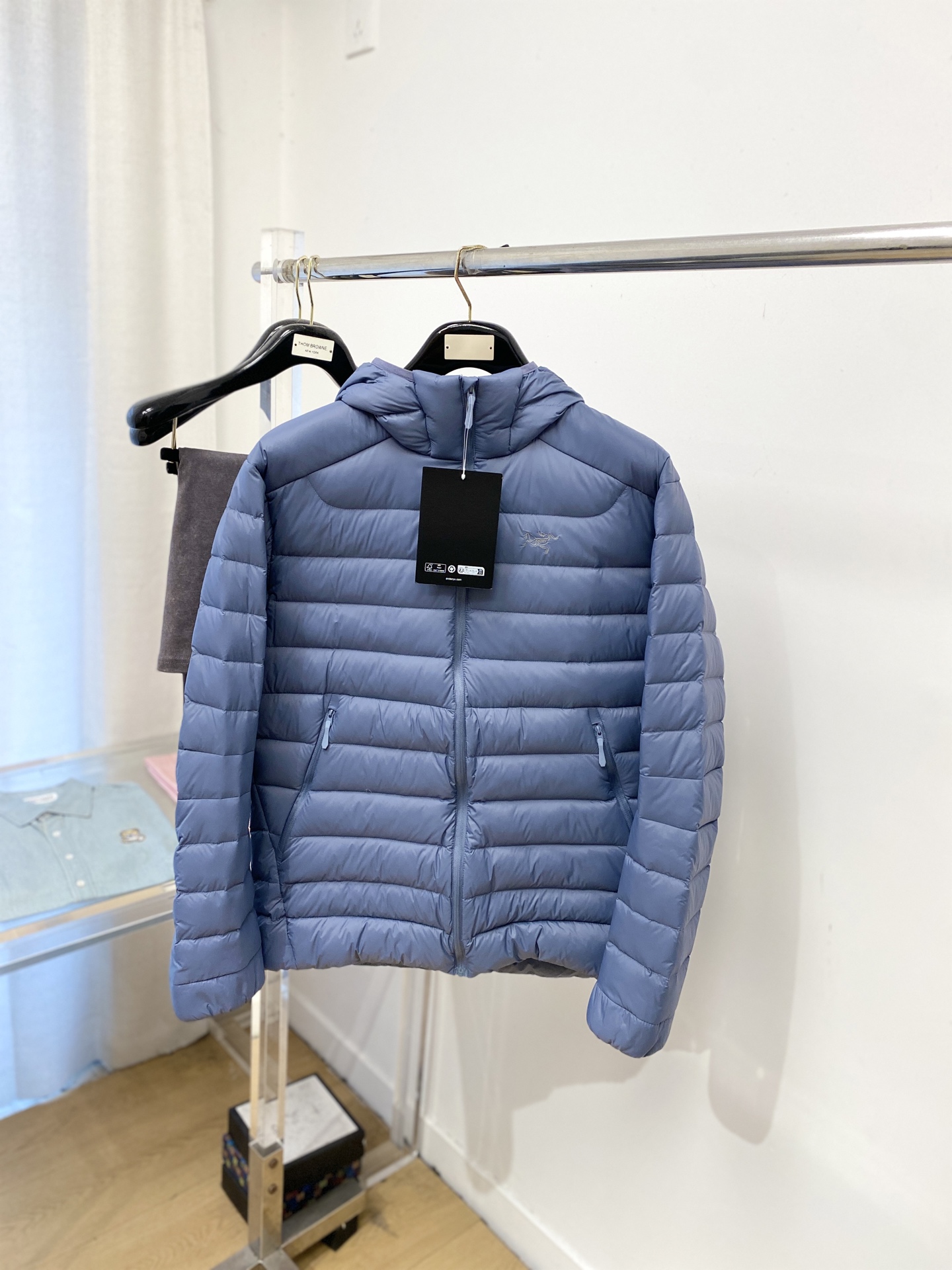 始祖鸟、2025最新款男士羽绒服、面料柔软舒适 ．上身版型超赞 ．拉链．辅料都是客供 、进口面料，轻便舒