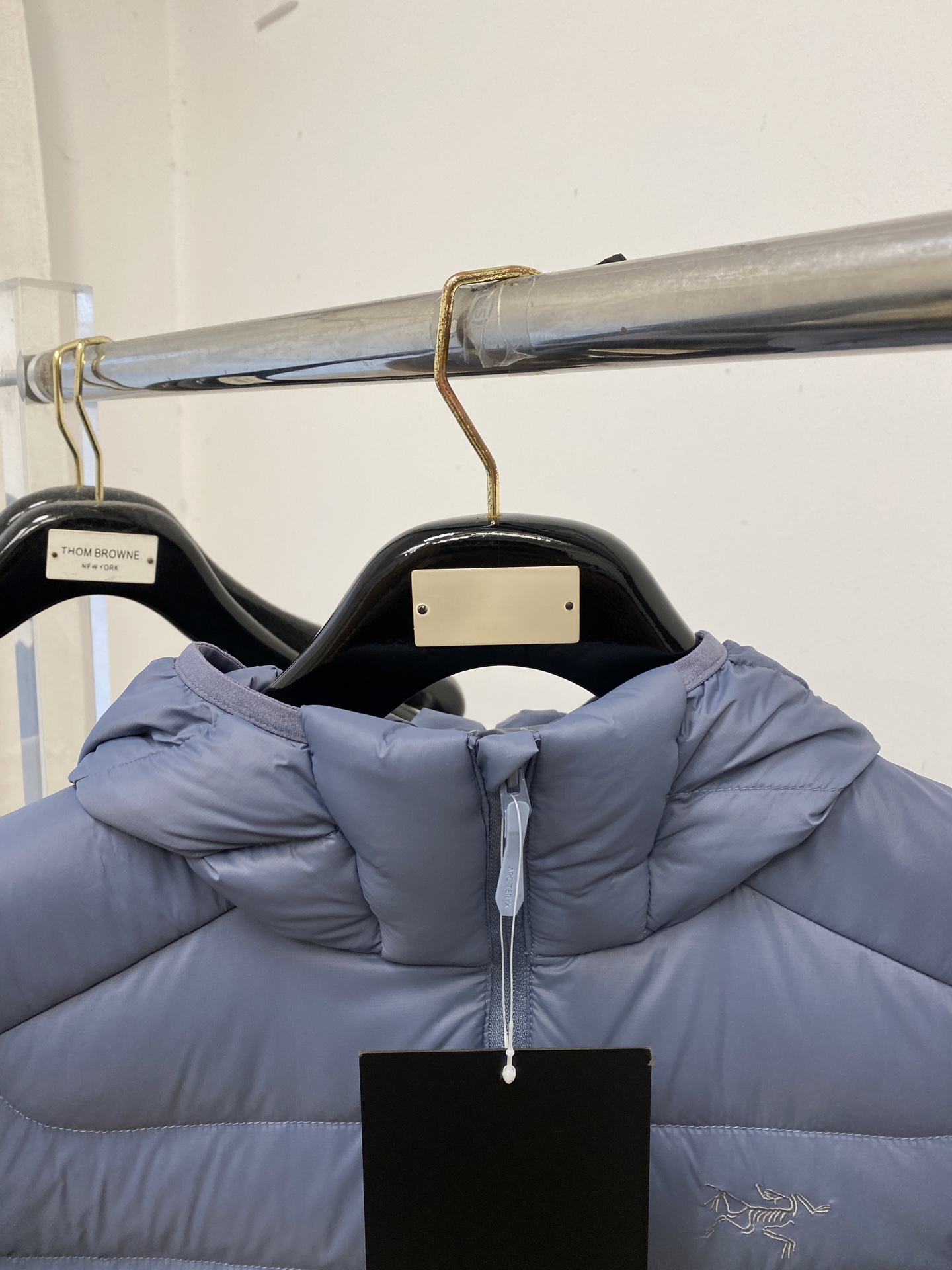 始祖鸟、2025最新款男士羽绒服、面料柔软舒适 ．上身版型超赞 ．拉链．辅料都是客供 、进口面料，轻便舒