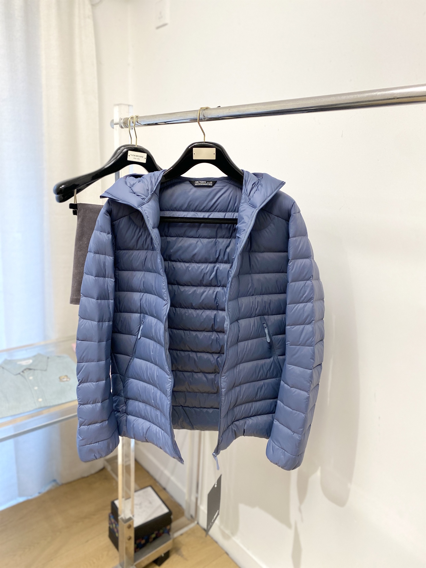 始祖鸟、2025最新款男士羽绒服、面料柔软舒适 ．上身版型超赞 ．拉链．辅料都是客供 、进口面料，轻便舒