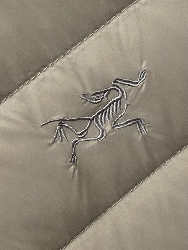 始祖鸟、2025最新款男士羽绒服、面料柔软舒适 ．上身版型超赞 ．拉链．辅料都是客供 、进口面料，轻便舒