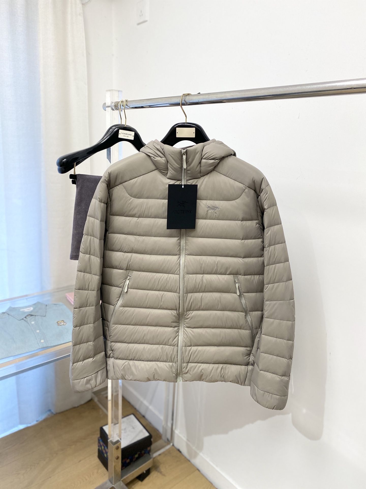 NO:681605,Arc'teryx, the latest 2025 men's down jacket, the fabric is soft and comfortable.  The upper body shape is awesome.  zipper.  The accessories are all custom-supplied and imported fabrics, which are light and comfortable, warm and stylish, simple and elegant!  Lightweight and warm, the best choice to keep out the cold in autumn and winter. Size M-3XL, arc'teryx, down jacket,19860909始祖鸟、2025最新款男士羽绒服、面料柔软舒适 ．上身版型超赞 ．拉链．辅料都是客供 、进口面料,轻便舒适,保暖有型、简单大方款式！轻便保暖、秋冬御寒的最佳选择 码数M-3XL,arc'teryx,down jacket,,Men's clothing