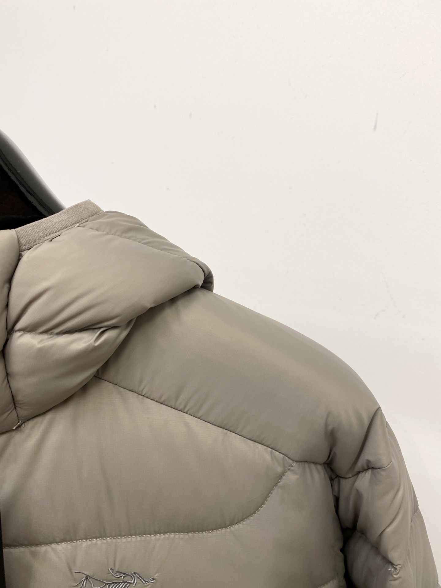 始祖鸟、2025最新款男士羽绒服、面料柔软舒适 ．上身版型超赞 ．拉链．辅料都是客供 、进口面料，轻便舒