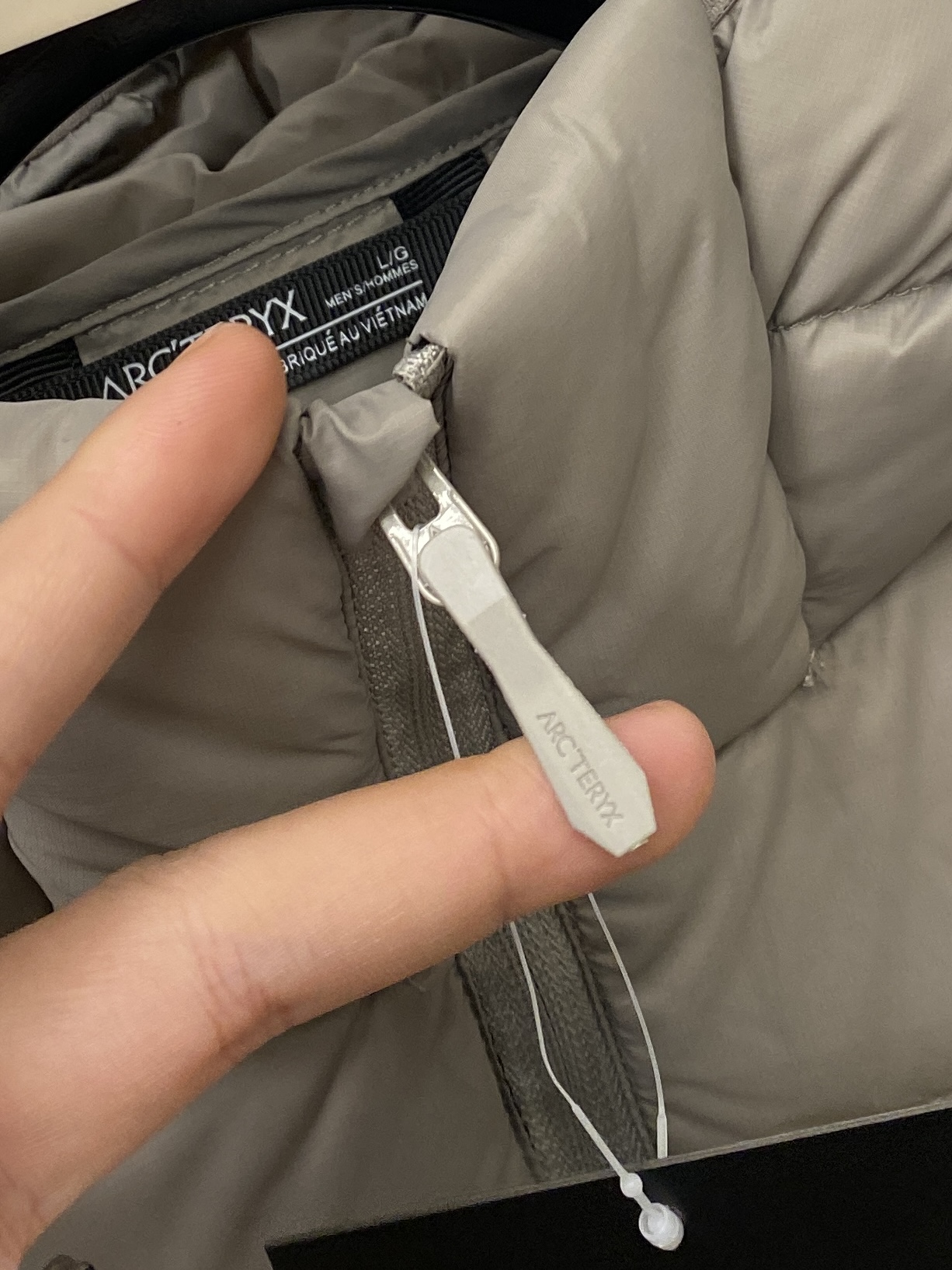 始祖鸟、2025最新款男士羽绒服、面料柔软舒适 ．上身版型超赞 ．拉链．辅料都是客供 、进口面料，轻便舒