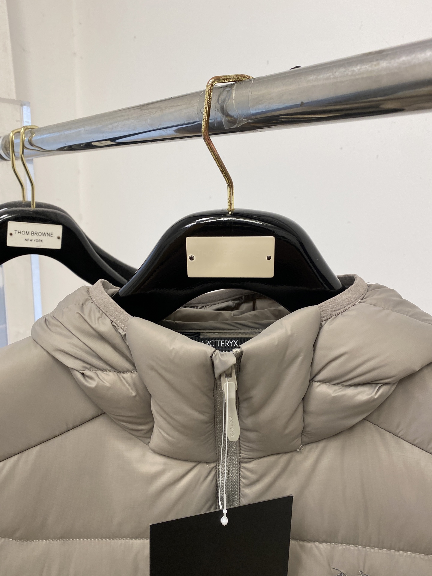 始祖鸟、2025最新款男士羽绒服、面料柔软舒适 ．上身版型超赞 ．拉链．辅料都是客供 、进口面料，轻便舒