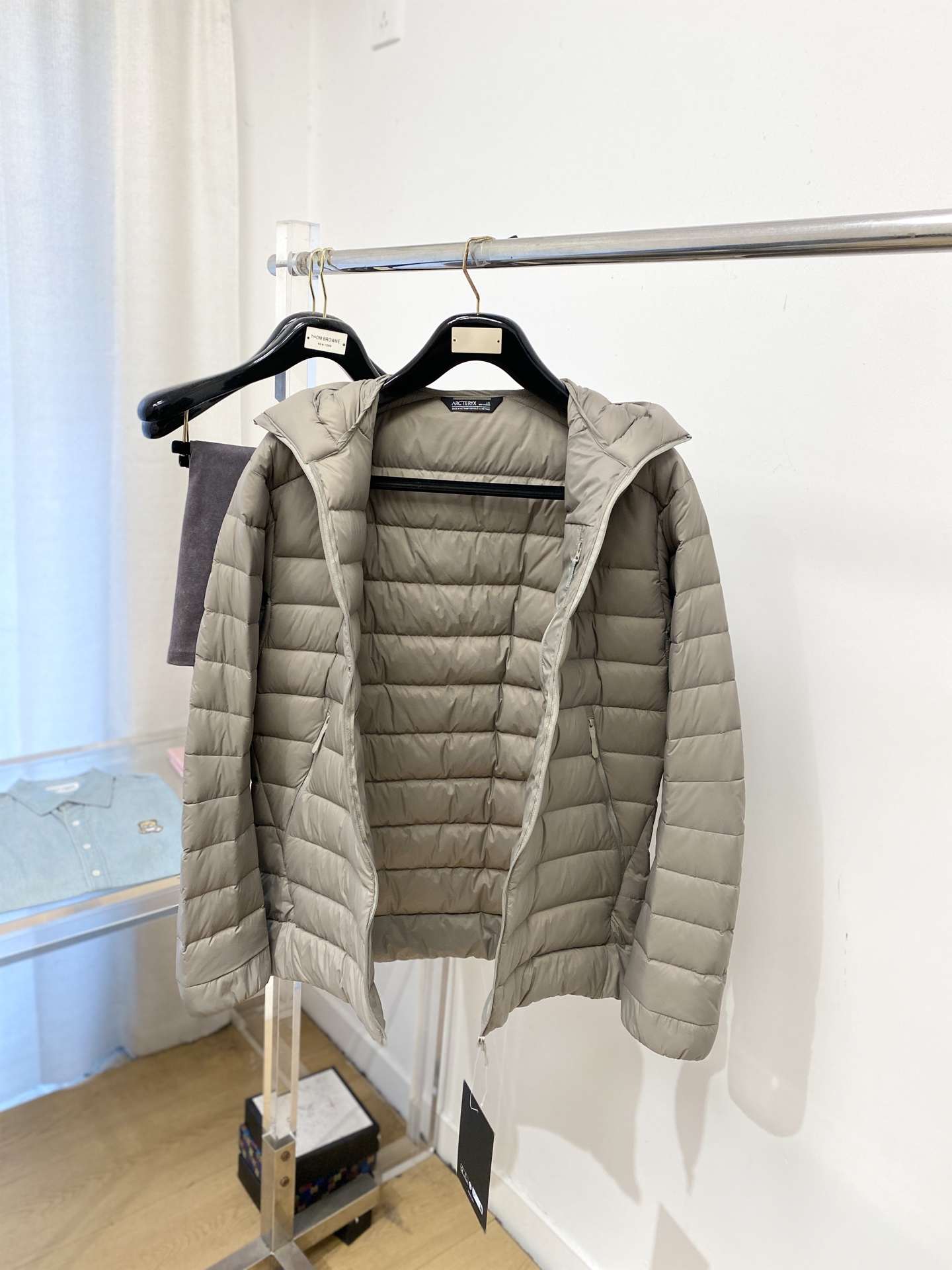 始祖鸟、2025最新款男士羽绒服、面料柔软舒适 ．上身版型超赞 ．拉链．辅料都是客供 、进口面料，轻便舒