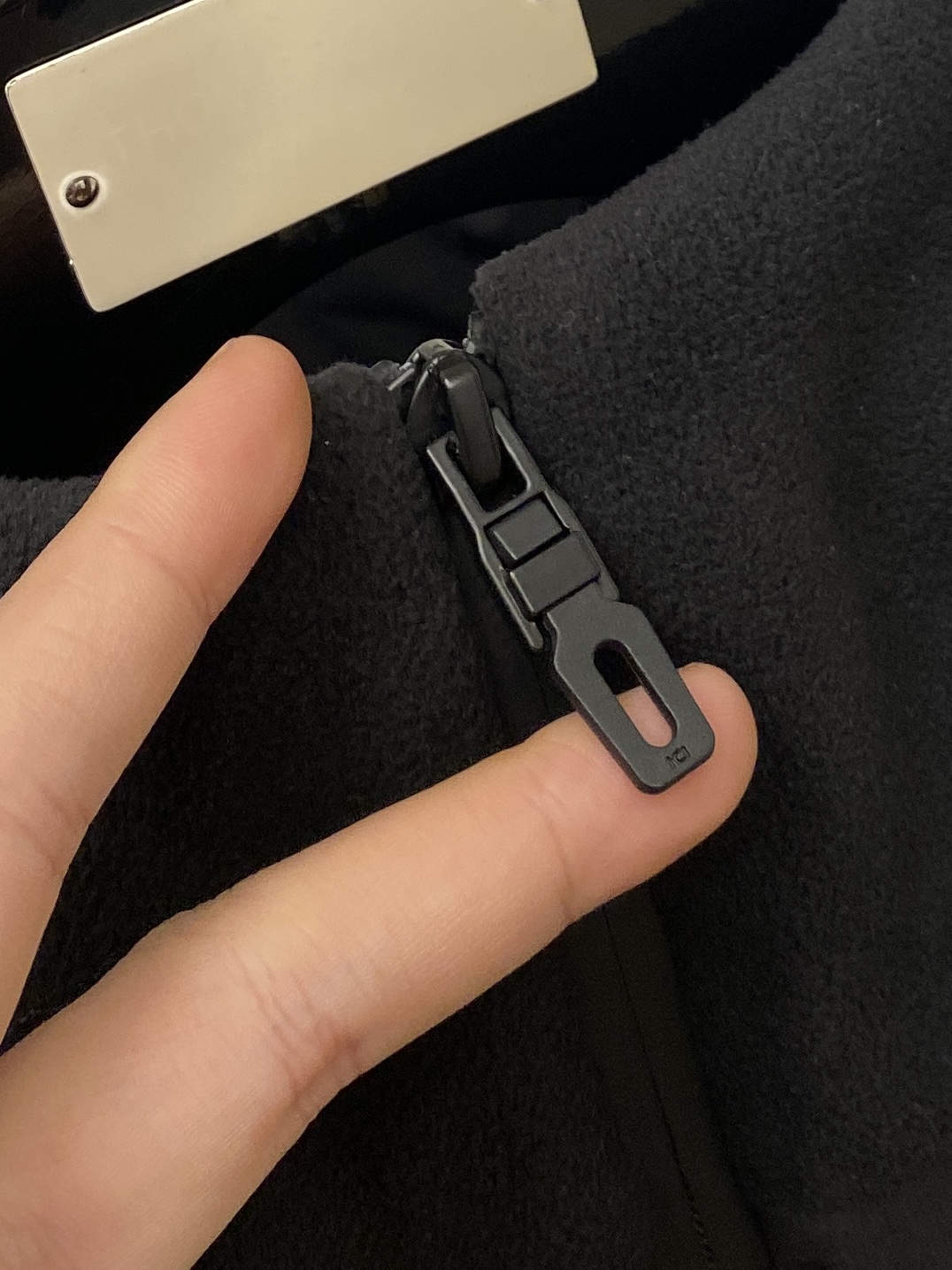 始祖鸟、2025最新款男士羽绒夹克、面料柔软舒适 ．上身版型超赞 ．拉链．辅料都是客供 、进口面料，轻便