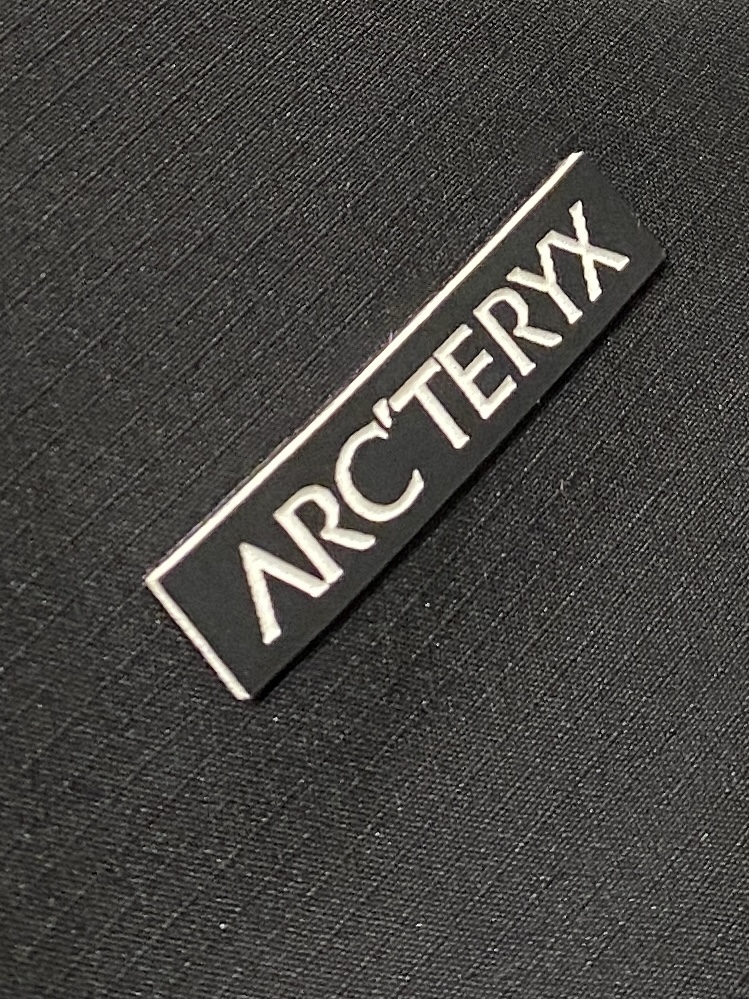 始祖鸟、2025最新款男士羽绒夹克、面料柔软舒适 ．上身版型超赞 ．拉链．辅料都是客供 、进口面料，轻便