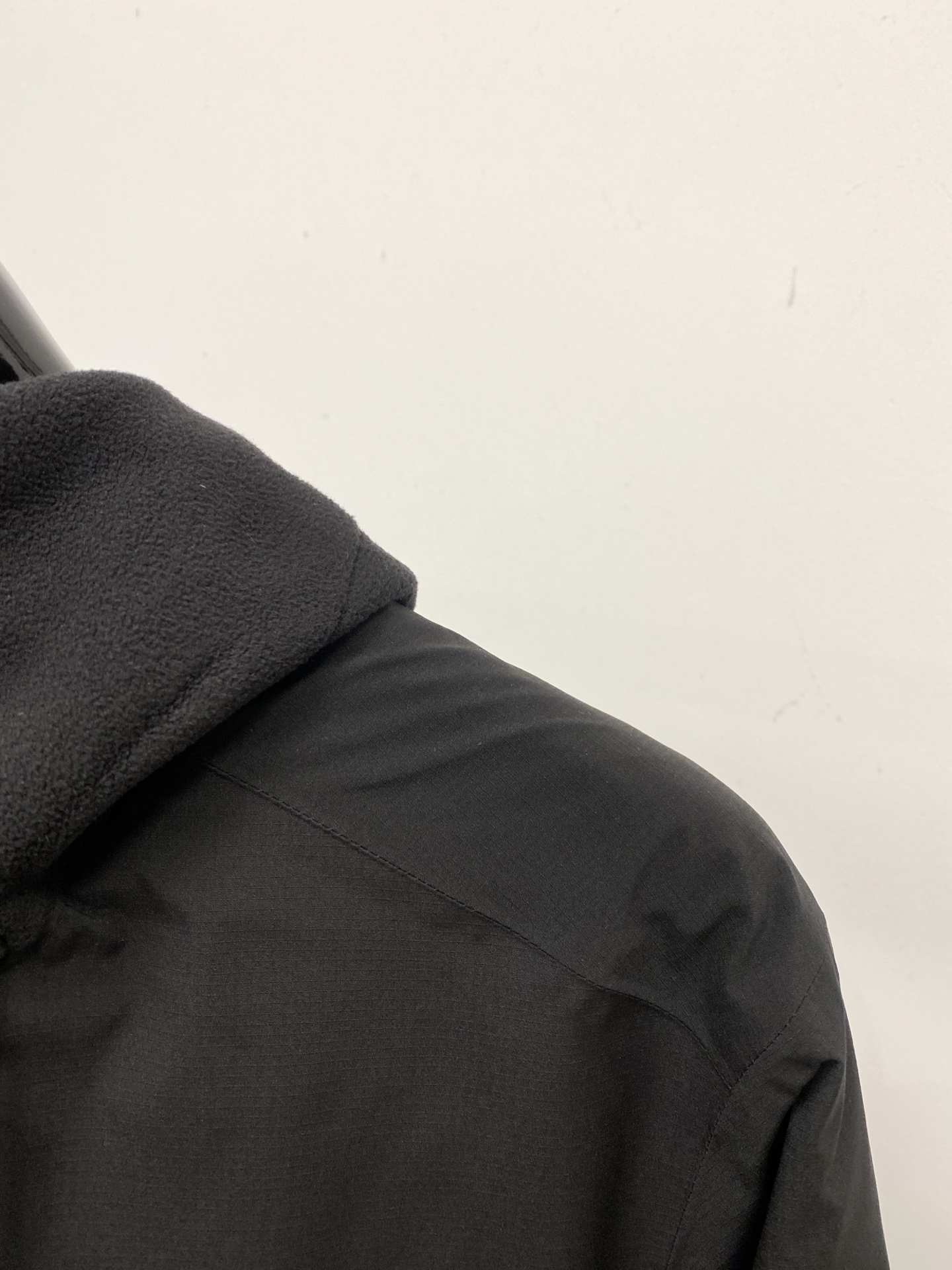 始祖鸟、2025最新款男士羽绒夹克、面料柔软舒适 ．上身版型超赞 ．拉链．辅料都是客供 、进口面料，轻便