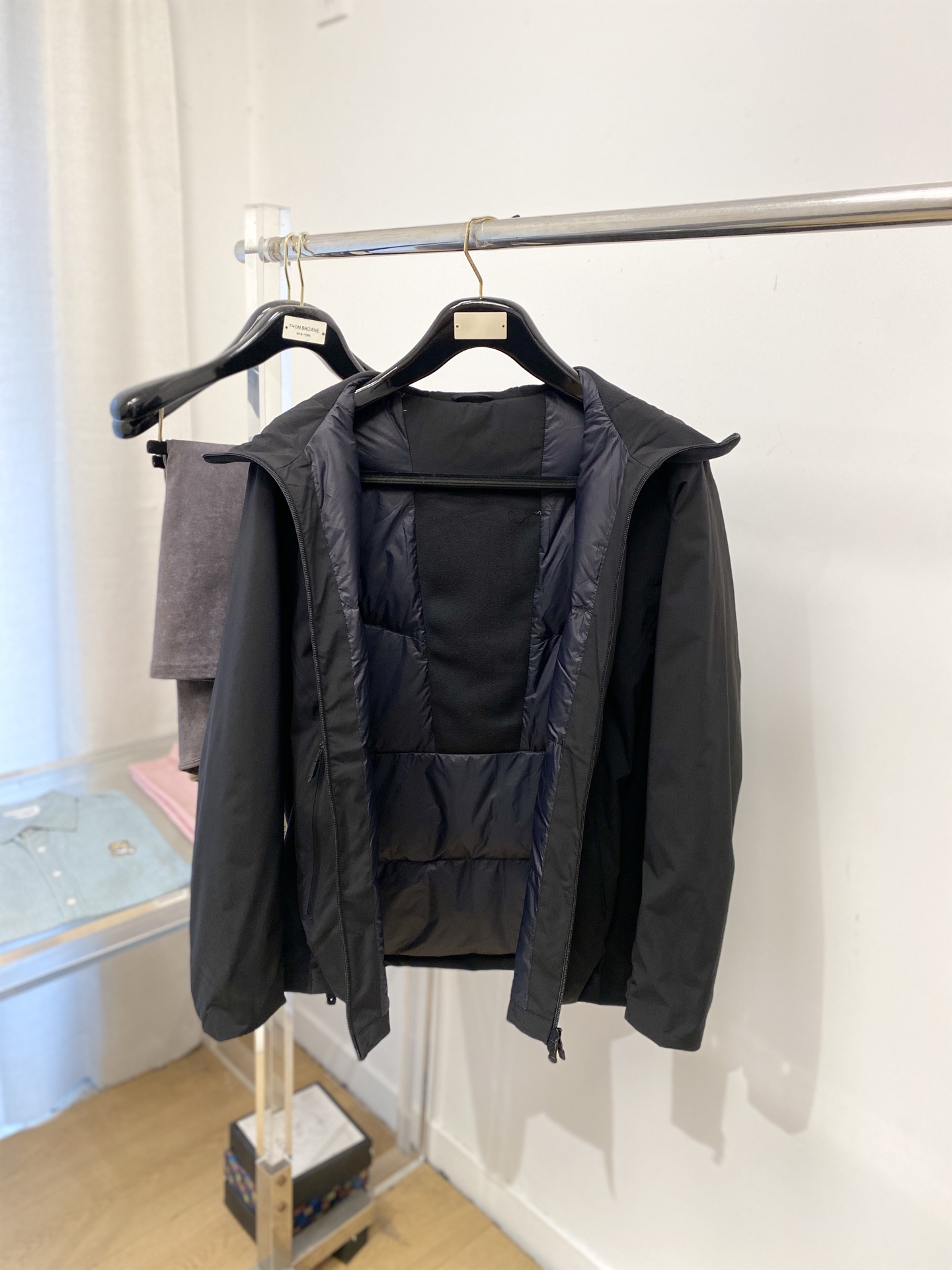 始祖鸟、2025最新款男士羽绒夹克、面料柔软舒适 ．上身版型超赞 ．拉链．辅料都是客供 、进口面料，轻便