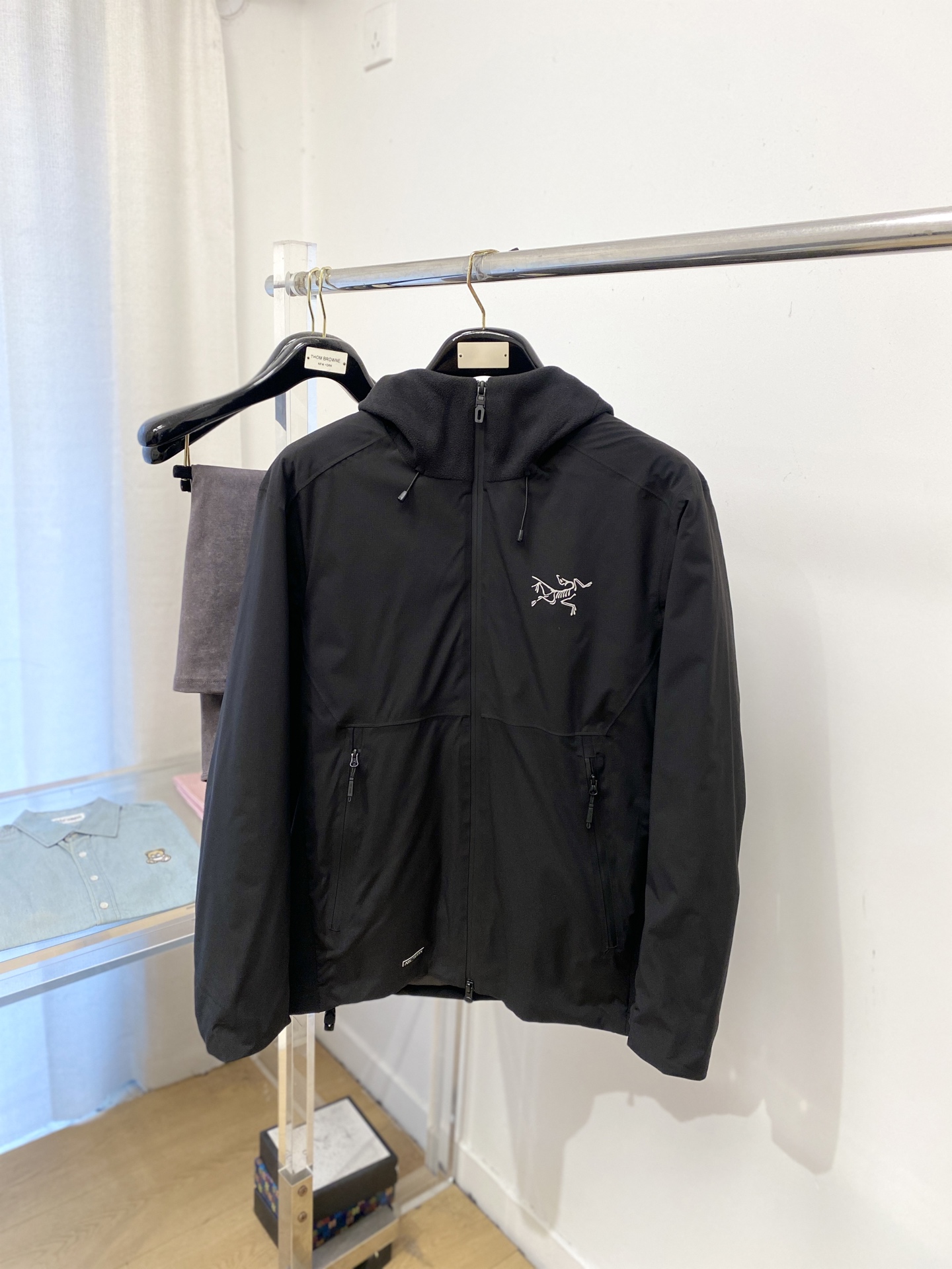 始祖鸟、2025最新款男士羽绒夹克、面料柔软舒适 ．上身版型超赞 ．拉链．辅料都是客供 、进口面料，轻便