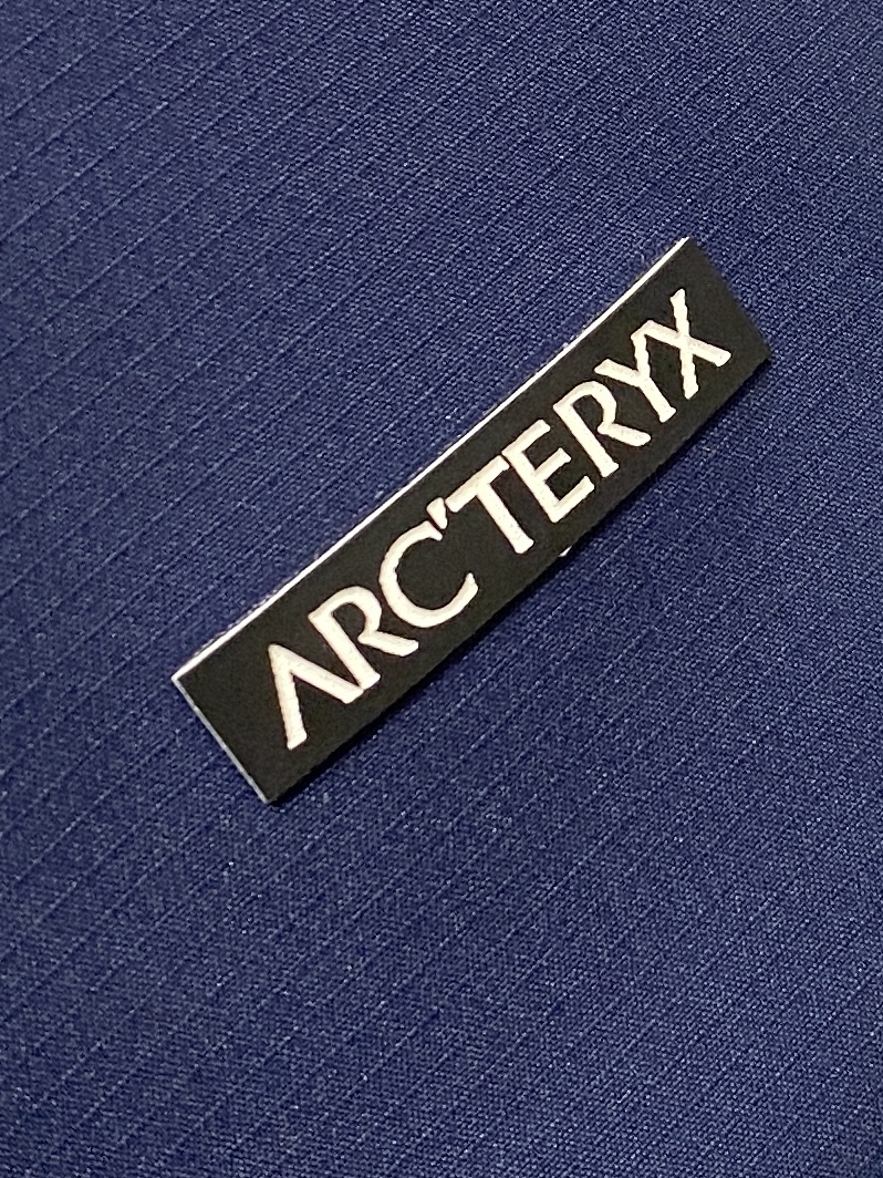 始祖鸟、2025最新款男士羽绒夹克、面料柔软舒适 ．上身版型超赞 ．拉链．辅料都是客供 、进口面料，轻便