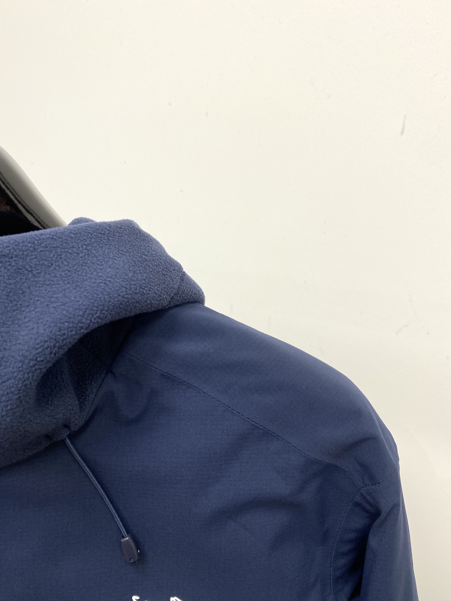 始祖鸟、2025最新款男士羽绒夹克、面料柔软舒适 ．上身版型超赞 ．拉链．辅料都是客供 、进口面料，轻便