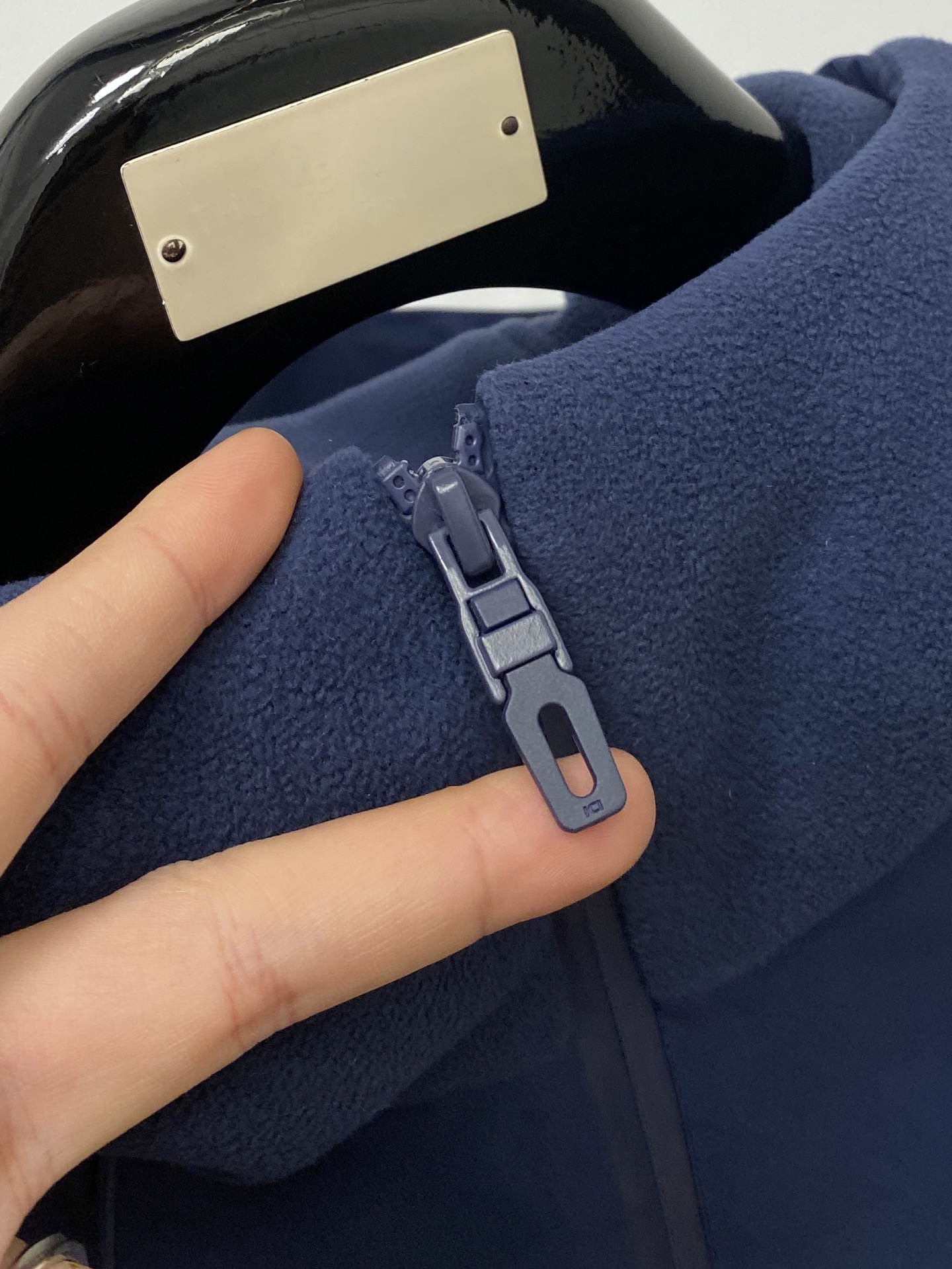 始祖鸟、2025最新款男士羽绒夹克、面料柔软舒适 ．上身版型超赞 ．拉链．辅料都是客供 、进口面料，轻便