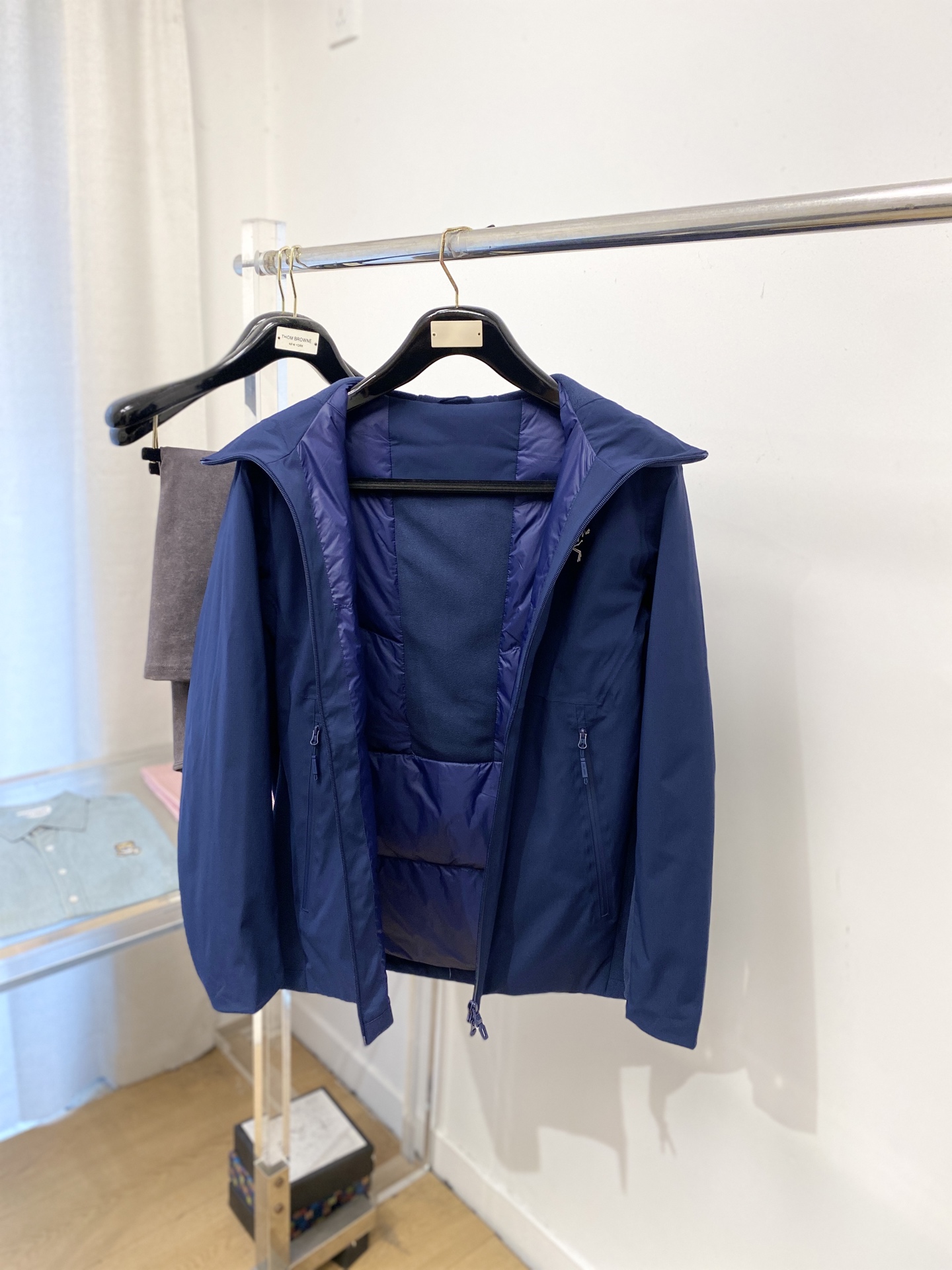 始祖鸟、2025最新款男士羽绒夹克、面料柔软舒适 ．上身版型超赞 ．拉链．辅料都是客供 、进口面料，轻便