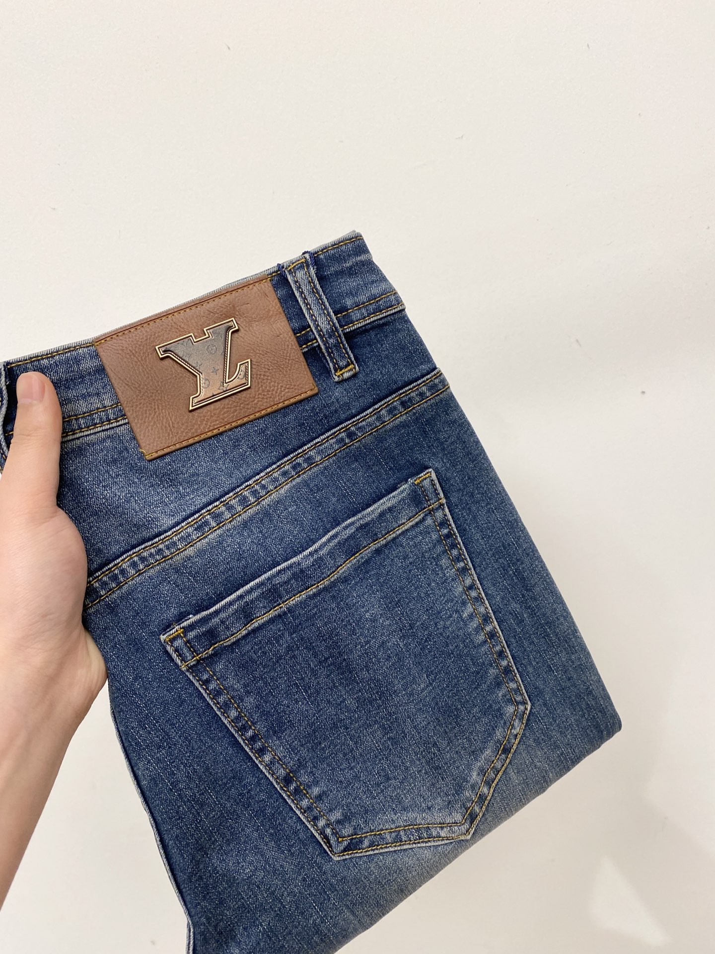 NO:681585,LV, 2025 latest products, available at the counter simultaneously, original goods, washed casual jeans, imported original washed stretch fabric, comfortable and elastic, original hardware accessories decorated with logo, super correct version, extremely high grade, counter quality, fashionable and stylish upper body, code number 29-38,, louis vuitton, jeans,19860909LV、2025最新品,专柜同步有售,原单狠货,水洗休闲牛仔裤,进口原版水洗弹力面料,舒适有弹性,原版五金辅料装饰logo,版型超正,档次极高,专柜品质,上身时尚有型,码数29-38,,louis vuitton,jeans,,Men's clothing