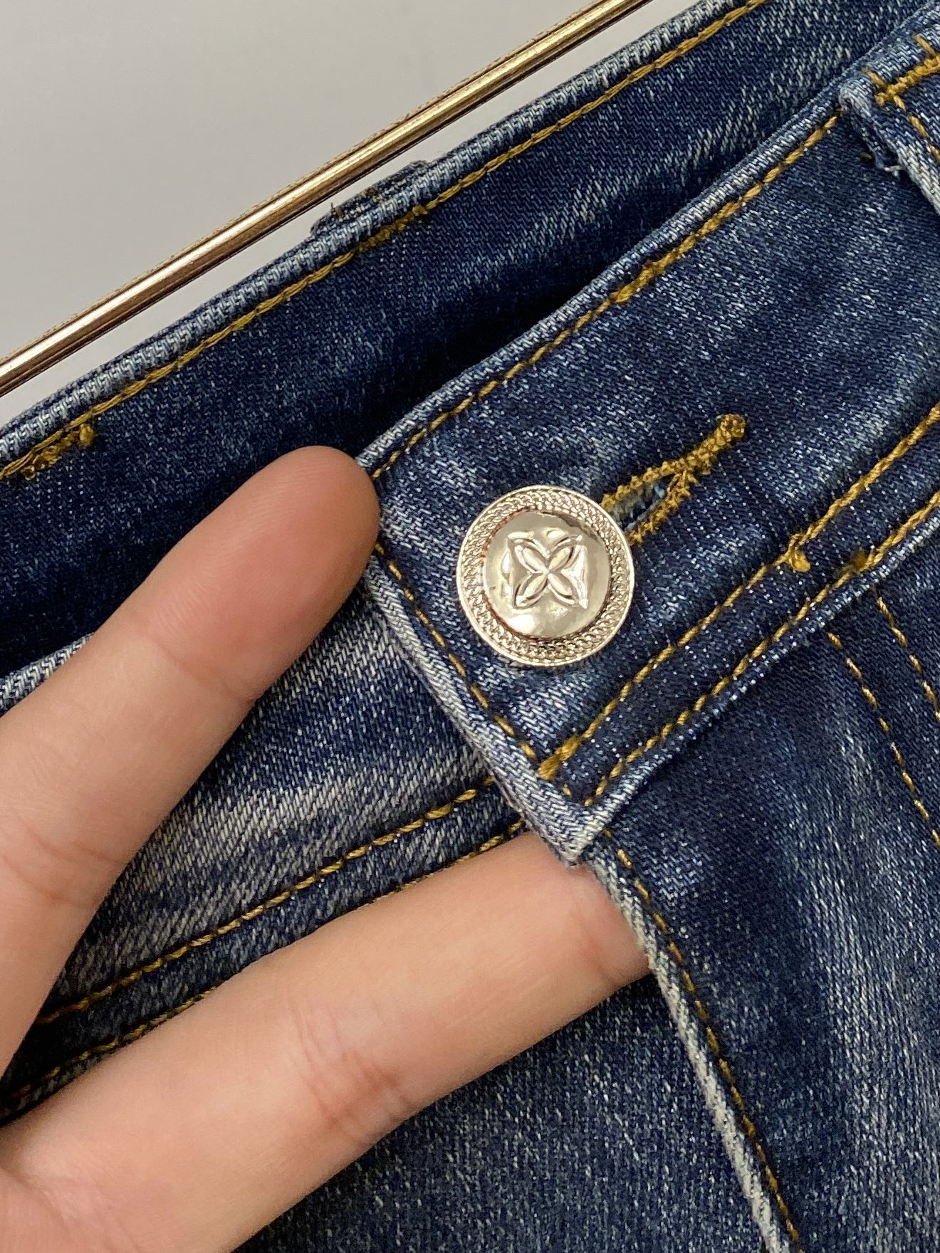 LV、2025最新品，专柜同步有售，原单狠货，水洗休闲牛仔裤，进口原版水洗弹力面料，舒适有弹性，原版五金