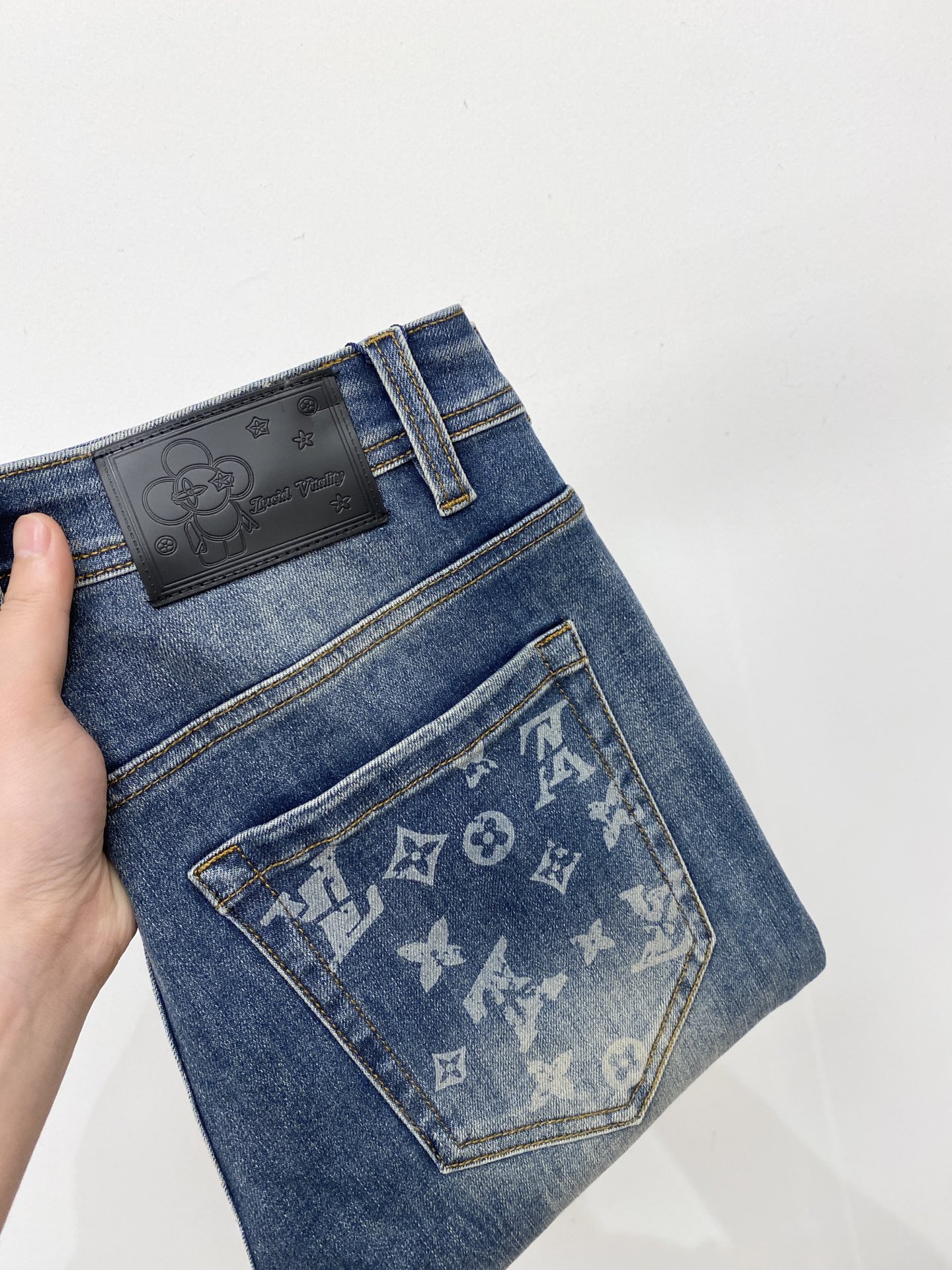 LV、2025最新品，专柜同步有售，原单狠货，水洗休闲牛仔裤，进口原版水洗弹力面料，舒适有弹性，原版五金