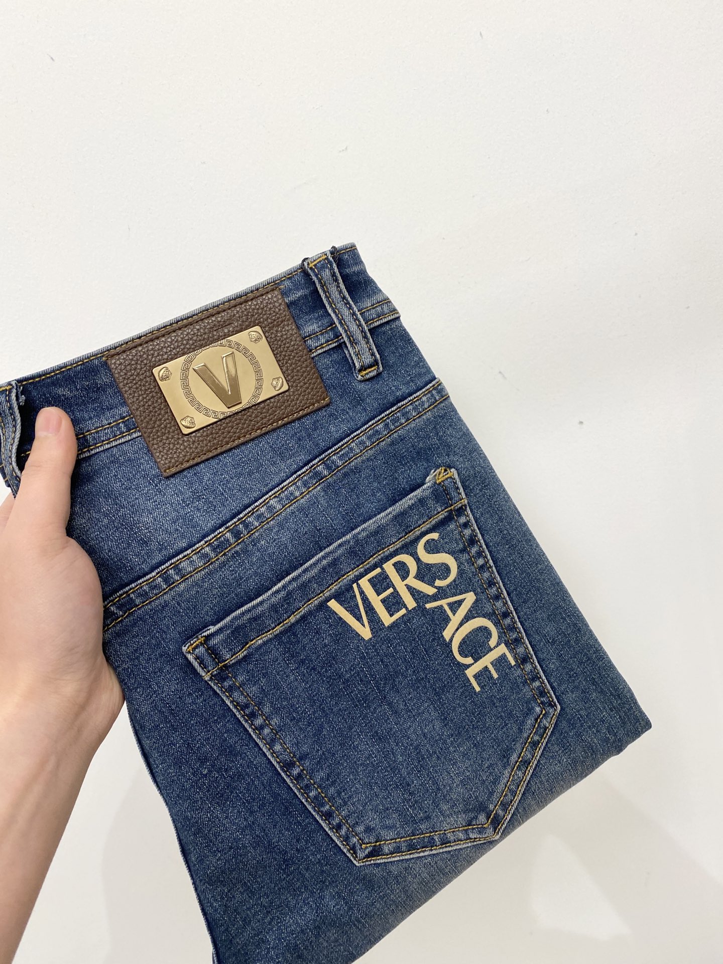 NO:681575,Versace, 2025 latest products, available at counters simultaneously, original goods, washed casual jeans, imported original washed stretch fabrics, comfortable and elastic, original hardware accessories decorated with logo, super correct version, extremely high grade, counter quality, fashionable and stylish upper body, code number 29-38,,versace,jeans,19860909范思哲、2025最新品,专柜同步有售,原单狠货,水洗休闲牛仔裤,进口原版水洗弹力面料,舒适有弹性,原版五金辅料装饰logo,版型超正,档次极高,专柜品质,上身时尚有型,码数29-38,,versace,jeans,,Men's clothing