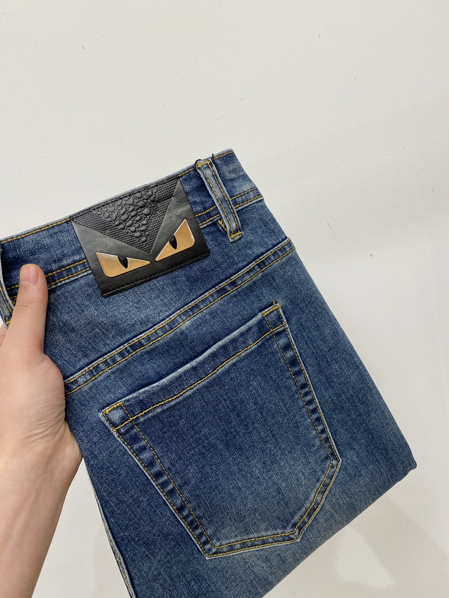 NO:681582,Fendi, 2025 latest products, available at counters at the same time, original goods, washed casual jeans, imported original washed stretch fabrics, comfortable and elastic, original hardware accessories decorated with logo, super correct version, extremely high grade, counter quality, fashionable and stylish upper body, code number 29-38,,fendi,jeans,19860909芬迪、2025最新品,专柜同步有售,原单狠货,水洗休闲牛仔裤,进口原版水洗弹力面料,舒适有弹性,原版五金辅料装饰logo,版型超正,档次极高,专柜品质,上身时尚有型,码数29-38,,fendi,jeans,,Men's clothing