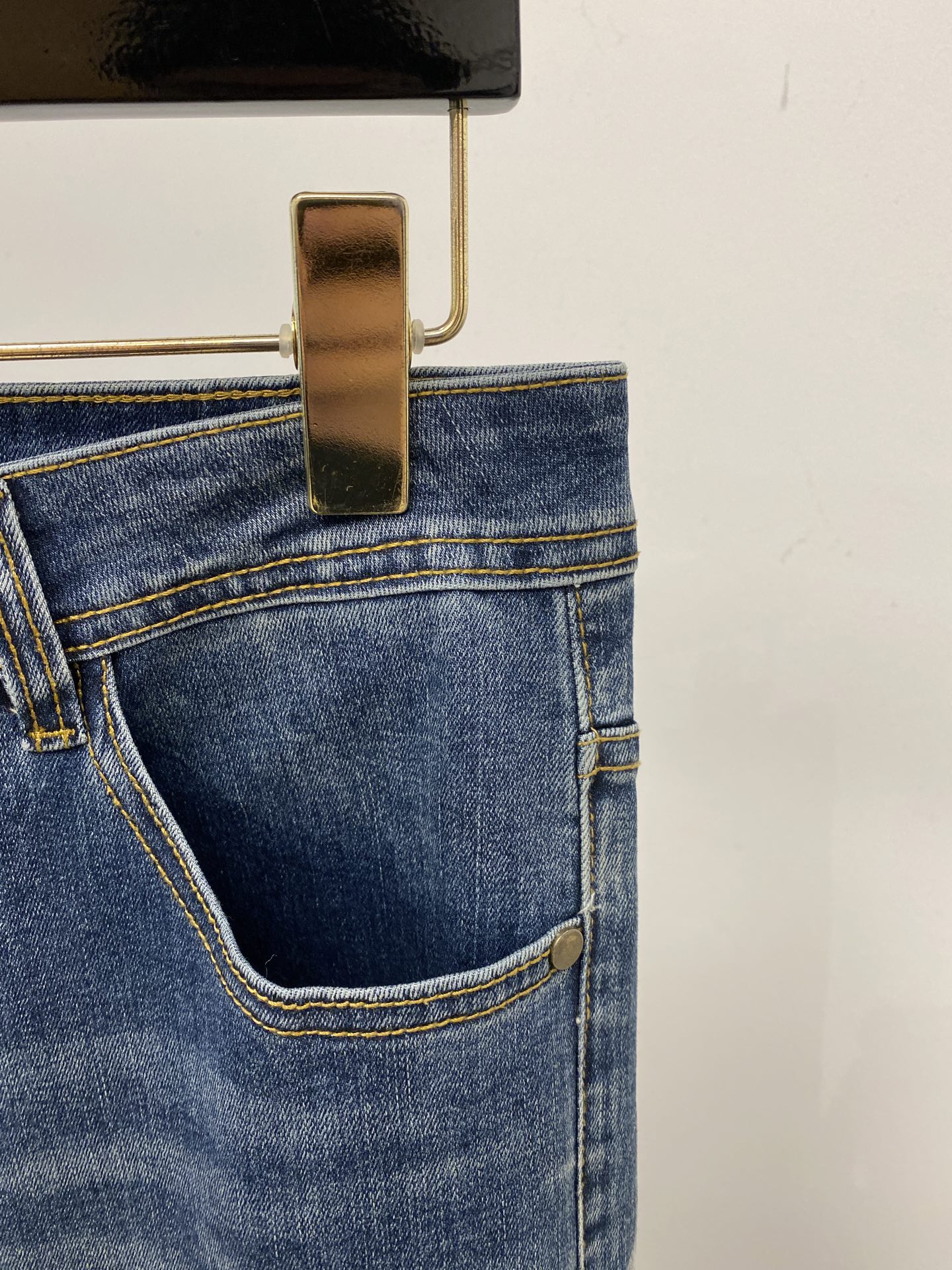 芬迪、2025最新品，专柜同步有售，原单狠货，水洗休闲牛仔裤，进口原版水洗弹力面料，舒适有弹性，原版五金